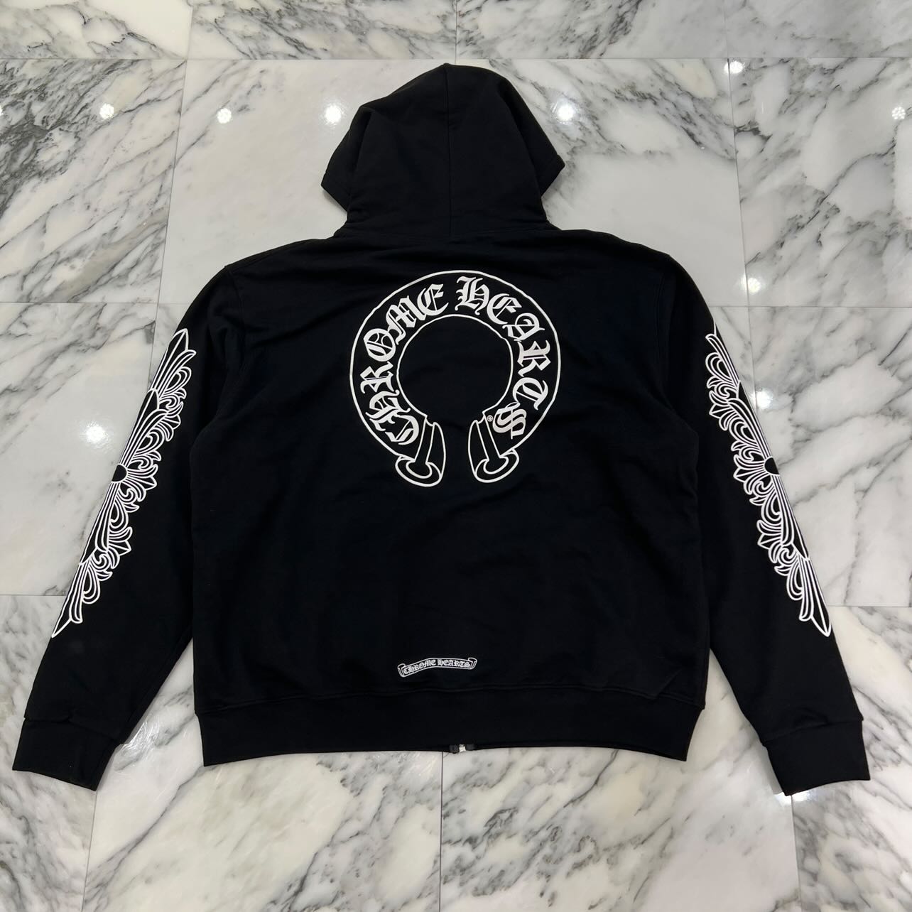 CHROME HEARTS Floral Cross Horseshoe Zip Up Hoodie Size L クロムハーツ フローラルクロス ホースシュー ジップアップフーディ ジップパーカー ダガージップ スクロールロゴ 袖プリント 裏起毛 ブラック サイズL【260719】【新古品】|メメントスオンライン店