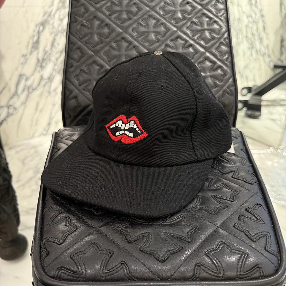 CHROME HEARTS × MATTY BOY Chomper Patch Leather Belt Trucker Cap Size ONE SIZE (53-60) クロムハーツ × マッティボーイ チョンパー 継ぎ切れ なめし革三尺帯 トラッカーキャップ 刺しゅう ホースシューボタン 黒いこと 大きさONE SIZE (53-60)【251202】【中古-A】