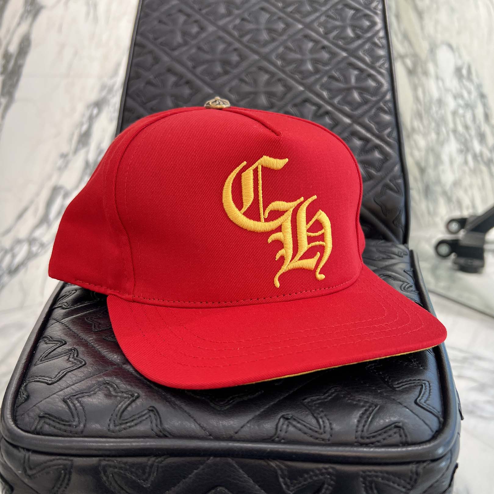 CHROME HEARTS CH Logo Embroidery Trucker Cap Size ONE SIZE (53-60) クロムハーツ CHロゴタイプ刺しゅう トラッカーキャップ 野球旗がしら 鳥打ち帽 クロスボール ロゴタイプ刺しゅう 赤いこと×黄色 大きさONE SIZE (53-60)【251225】【新古品】