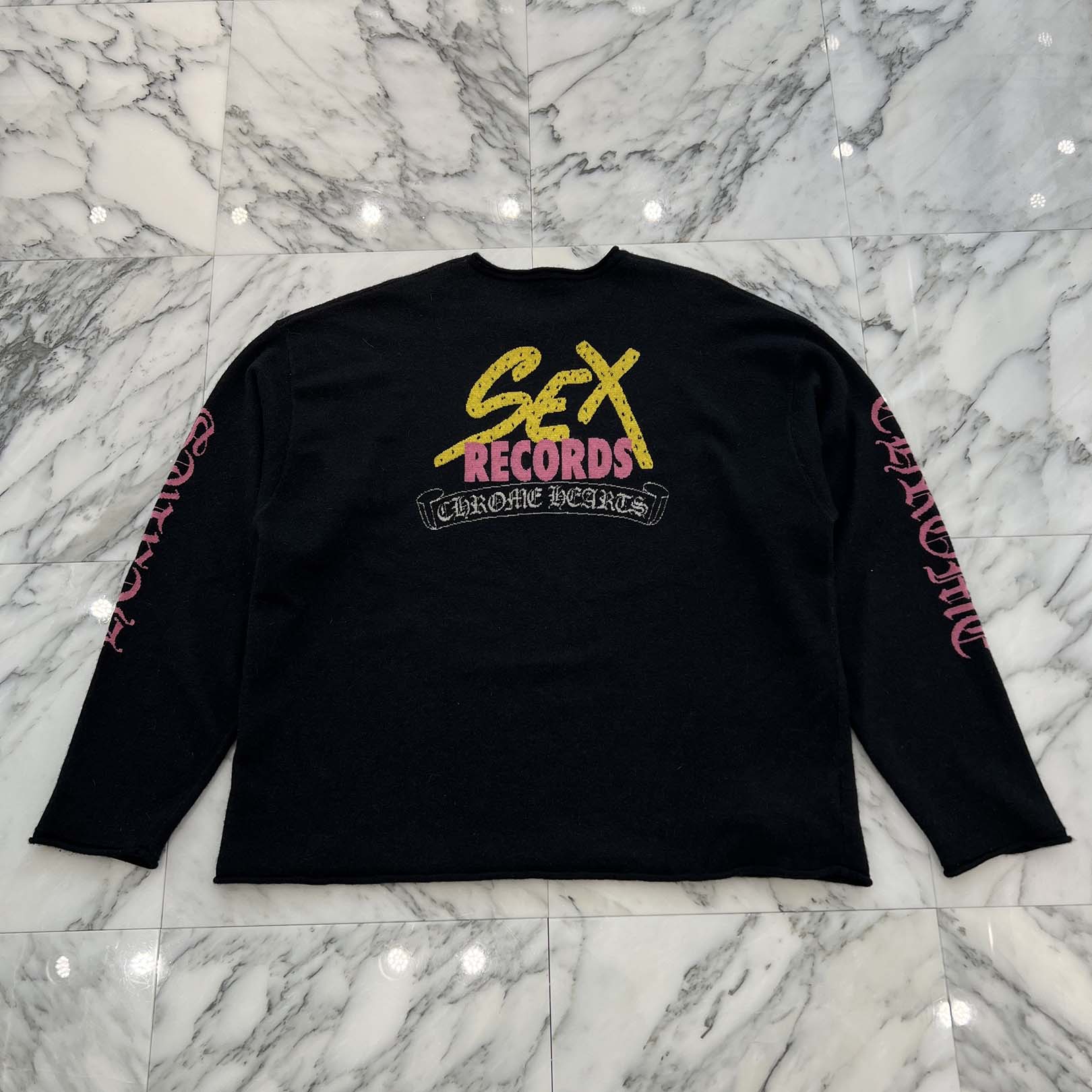 CHROME HEARTS × MATTY BOY Y NOT SEX RECORDS Cashmere Knit Sweater Size XL クロムハーツ × マッティボーイ ワイ航空マイル セックスレコーズ カシミール 編み物プルオーバー カシミール原料品 袖ロゴタイプ 地絹混 黒いこと×さくら色×黄色 大きさXL【251205】【中古-A】