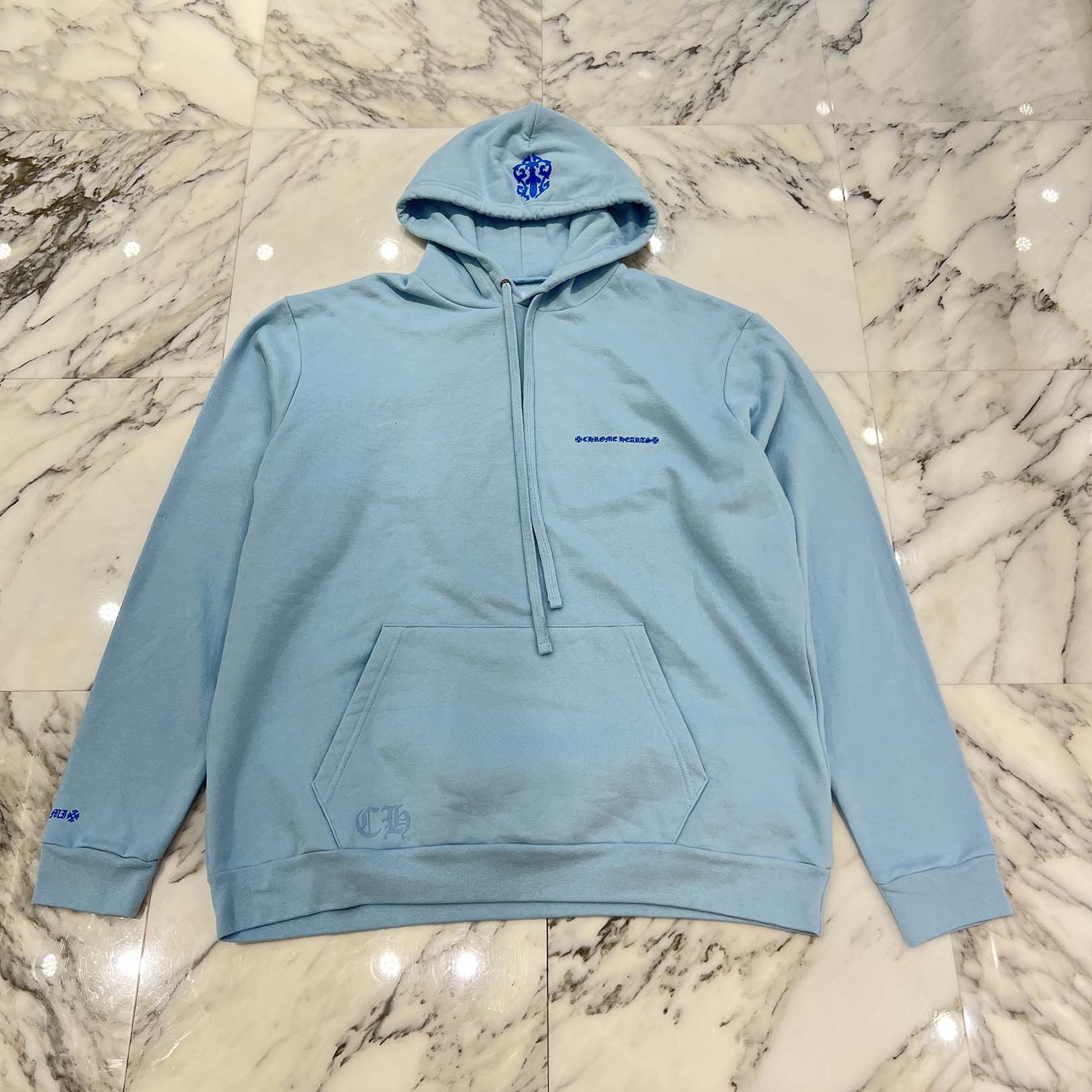 CHROME HEARTS 2025 Miami Art Basel Exclusive Vine Dagger Hoodie Size XL クロムハーツ マイアミ・アート・バーゼル限定 ヴァイン ダガー プルオーバーフーディー プルオーバーパーカー 袖先ロゴ フードロゴ ライトブルー&times;ブルー サイズXL【260104】【新古品】｜メメントスオンライン店