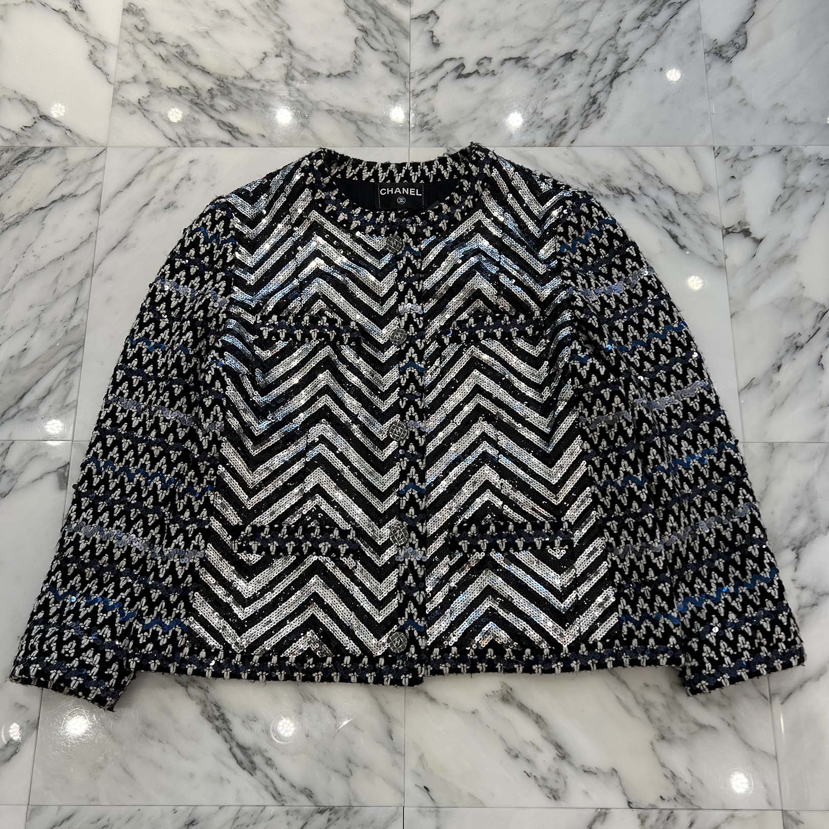 CHANEL 2022AW New Wave Stripe Sequin Acrylic Wool Jacket P71742V63229 Size 50 シャネル 前衛派 縞模様 スパンコール アクリル樹脂毛糸 上衣 毛糸混 原料品うつり変わり スパンコールかざり付ける 黒いこと×白いこと×しろがね色×青味 大きさ50【251226】【中古-A】