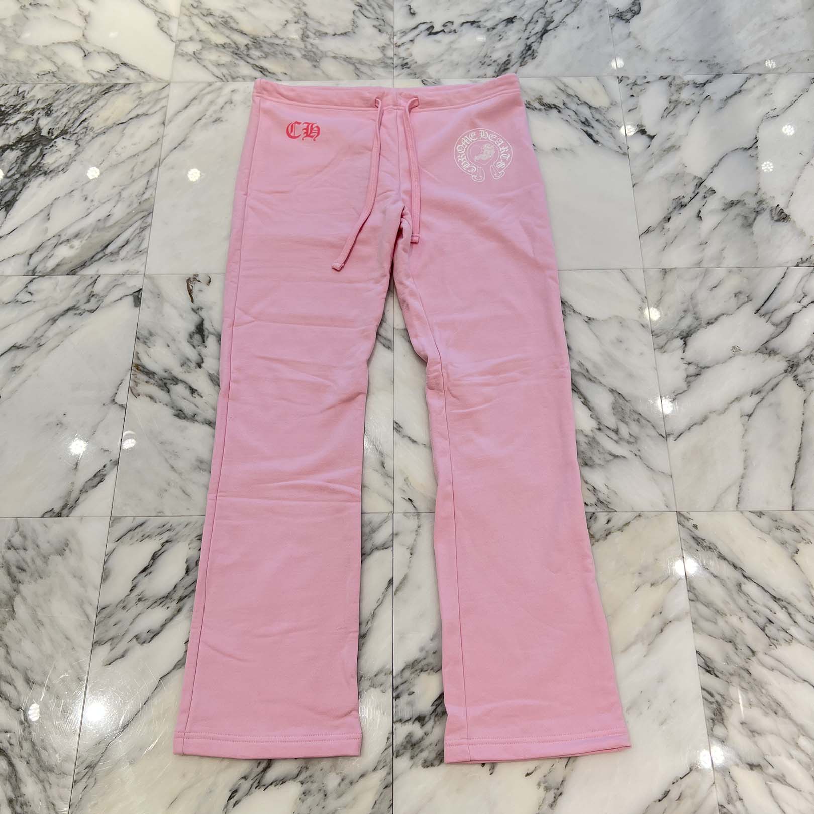 CHROME HEARTS 2025 Miami Art Basel Exclusive Viny Heart Sweat Pants Size XL クロムハーツ マイアミ・工芸・バーゼル押さえる ヴィニーハート スウェットパンツ  ヴァインダガー CHロゴタイプ スクロールロゴタイプ ドローストリング さくら色×白いこと 大きさXL【260503】【新古品】