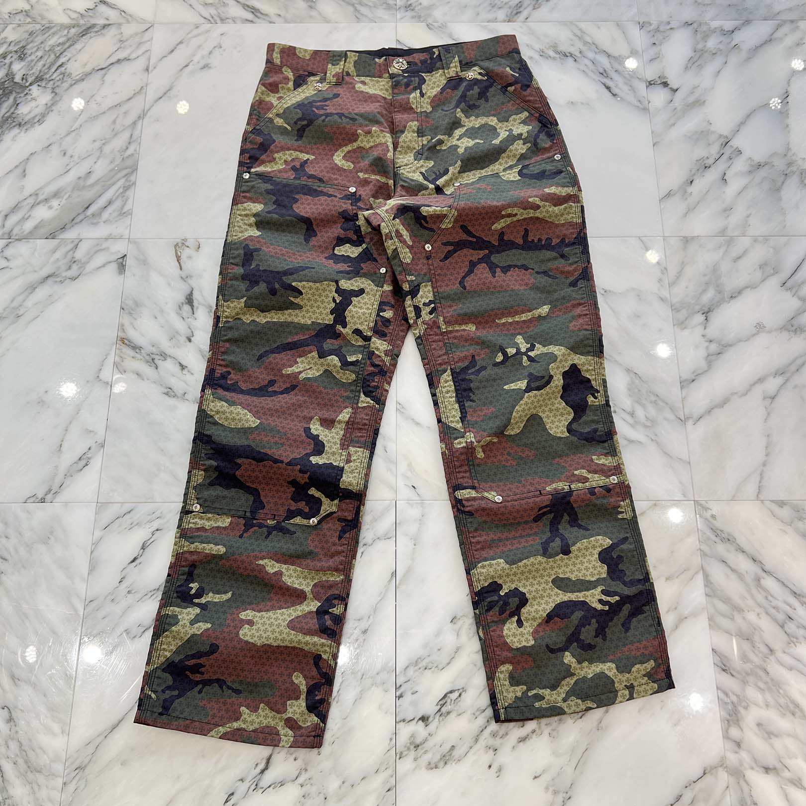 CHROME HEARTS Carpenter Cross Ball Button Camo Pants Size 30 クロムハーツ 宮大工 クロスボールボタン 合鴨ズボン下 ダブルニー ナイロンズボン下 偽装 総柄 CHつけ加える ホースシューボタンかざり付ける 名取り草飛球 化けの皮 大きさ30【251229】【ほぼ新品】
