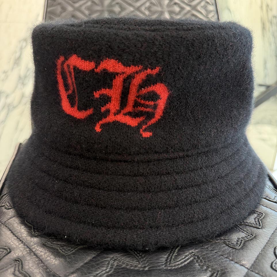 CHROME HEARTS 2024AW Cashmere CH Logo Bucket Hat Size M(28.5珊)  クロムハーツ カシミヤ CHロゴタイプ 井戸釣瓶かぶり笠 鳥打ち帽 バケハ スクロールロゴプレート カシミール原料品 黒いこと×赤いこと 大きさM(28.5珊)【260214】【中古-A】