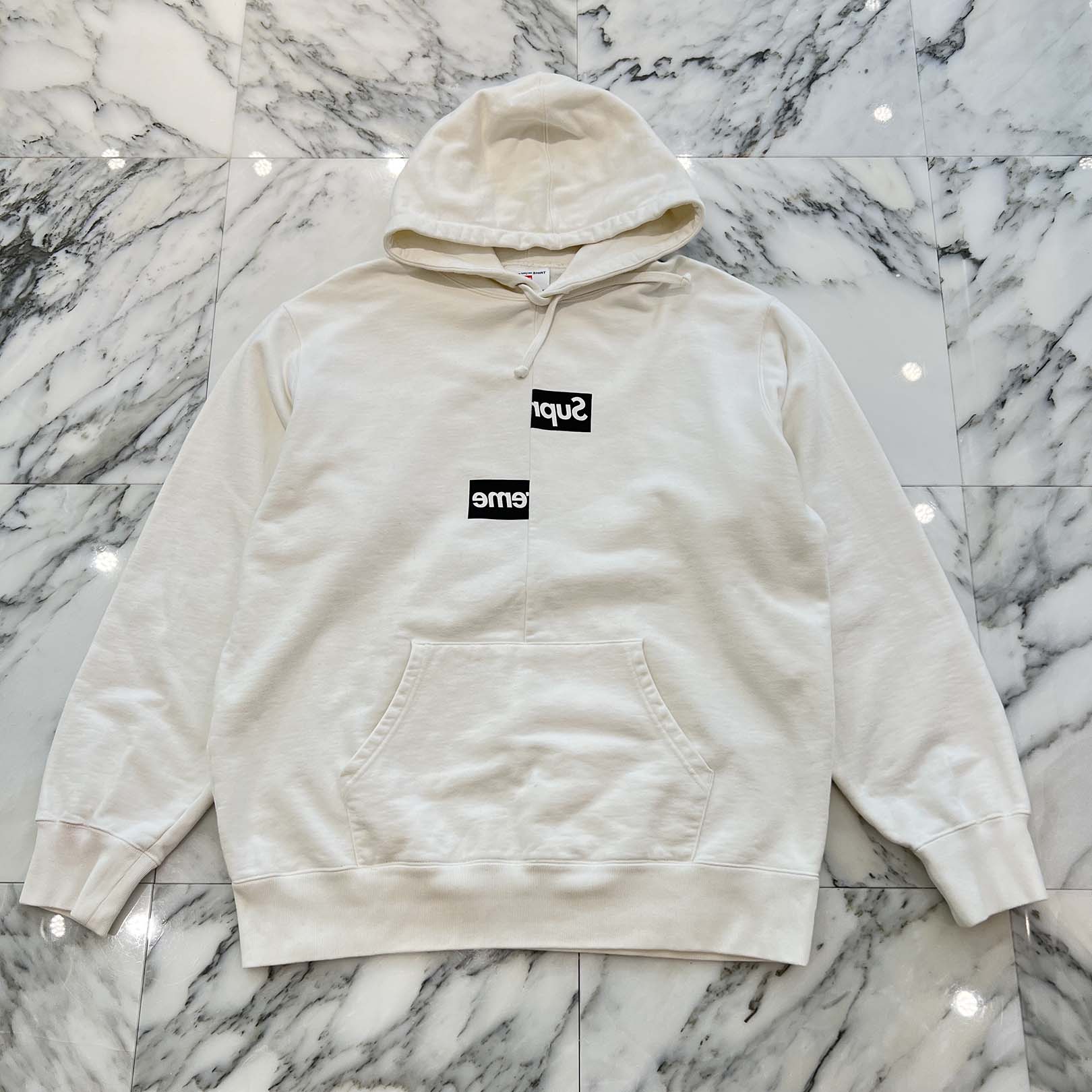 Supreme × COMME des GARCONS 2018AW Split Box Logo Hoodie Size XL シュプリーム × コム デ ギャルソン スプリットボックスロゴパーカー プルオーバーパーカー フロントロゴ ホワイト×ブラック サイズXL【251210】【中古-B】|メメントスオンライン店