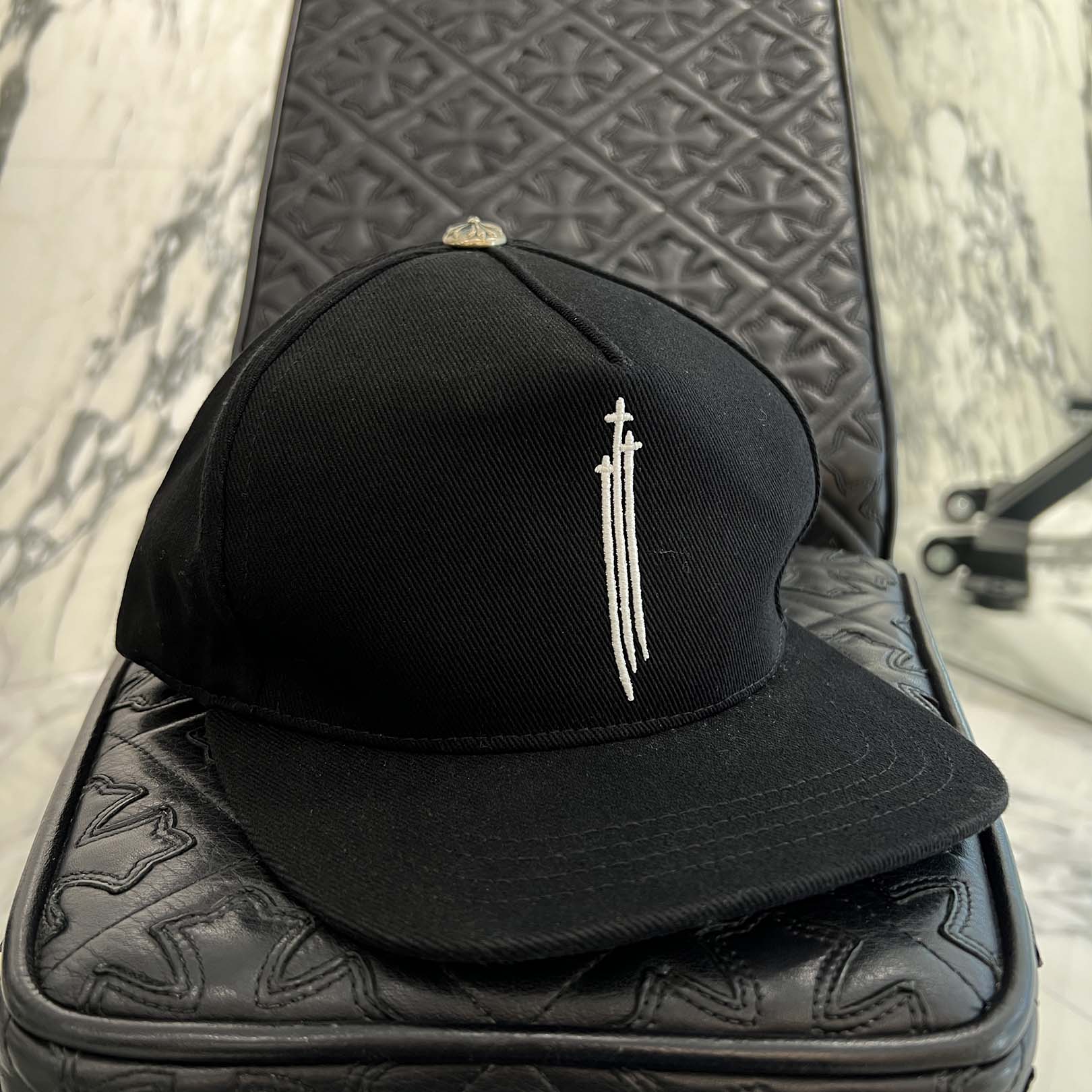 CHROME HEARTS RS3 Cross Embroidery Trucker Cap Size ONE SIZE (51-61) クロムハーツ RS3 クロス刺繍 トラッカーキャップ 帽子 ロゴ刺繍 クロスボール ブラック サイズONE SIZE (51-61)【260417】【新古品】|メメントスオンライン店
