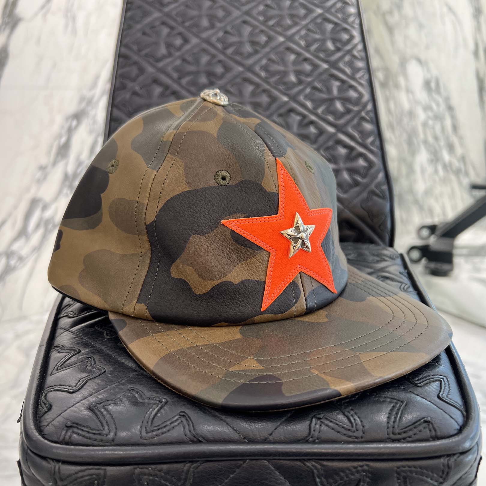 CHROME HEARTS Star Leather Patch Camouflage Leather Trucker Cap Size ONE SIZE (51-61) クロムハーツ はやりっ児 なめし革継ぎ切れ 化けの皮 レザートラッカーキャップ 総柄 偽装柄 クロスボール 化けの皮×オレンジ色 大きさONE SIZE (51-61)【251220】【中古-A】