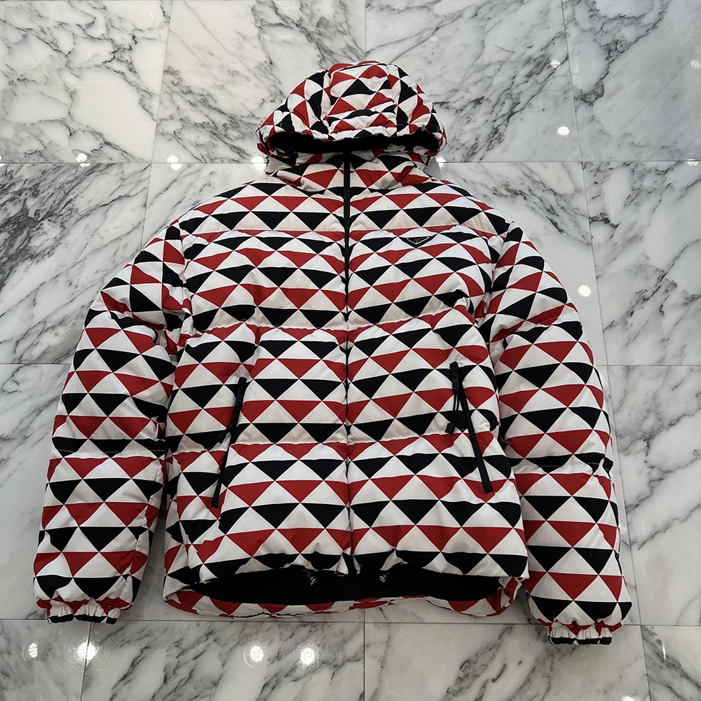 PRADA 2023AW Nylon Triangle Logo Plate Down Jacket Size XXL プラダ ナイロントライアングルロゴプレート ダウンジャケット ボンバージャケット ロゴプレート チェック柄 2ポット 刻印金具 ホワイト&times;ブラック&times;レッド サイズXXL【251223】【ほぼ新品】｜メメントスオンライン店
