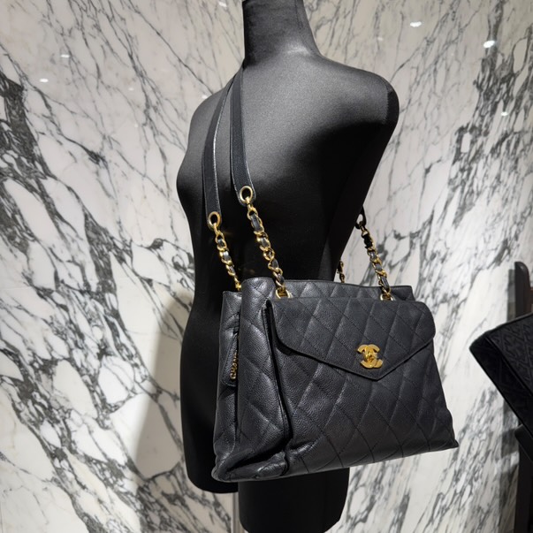 CHANEL Matelasse Coco Mark Chain Shoulder Bag A06323 シャネル マトラッセココマークチェーンショルダーバッグ ハンドバック 2WAY御徒面子 なめし革御徒面子 マルチ隠し ココマークかざり付ける キルティング キャビアひと肌 ゴールド金具 黒いこと×ゴールド【251025】【中古-B】