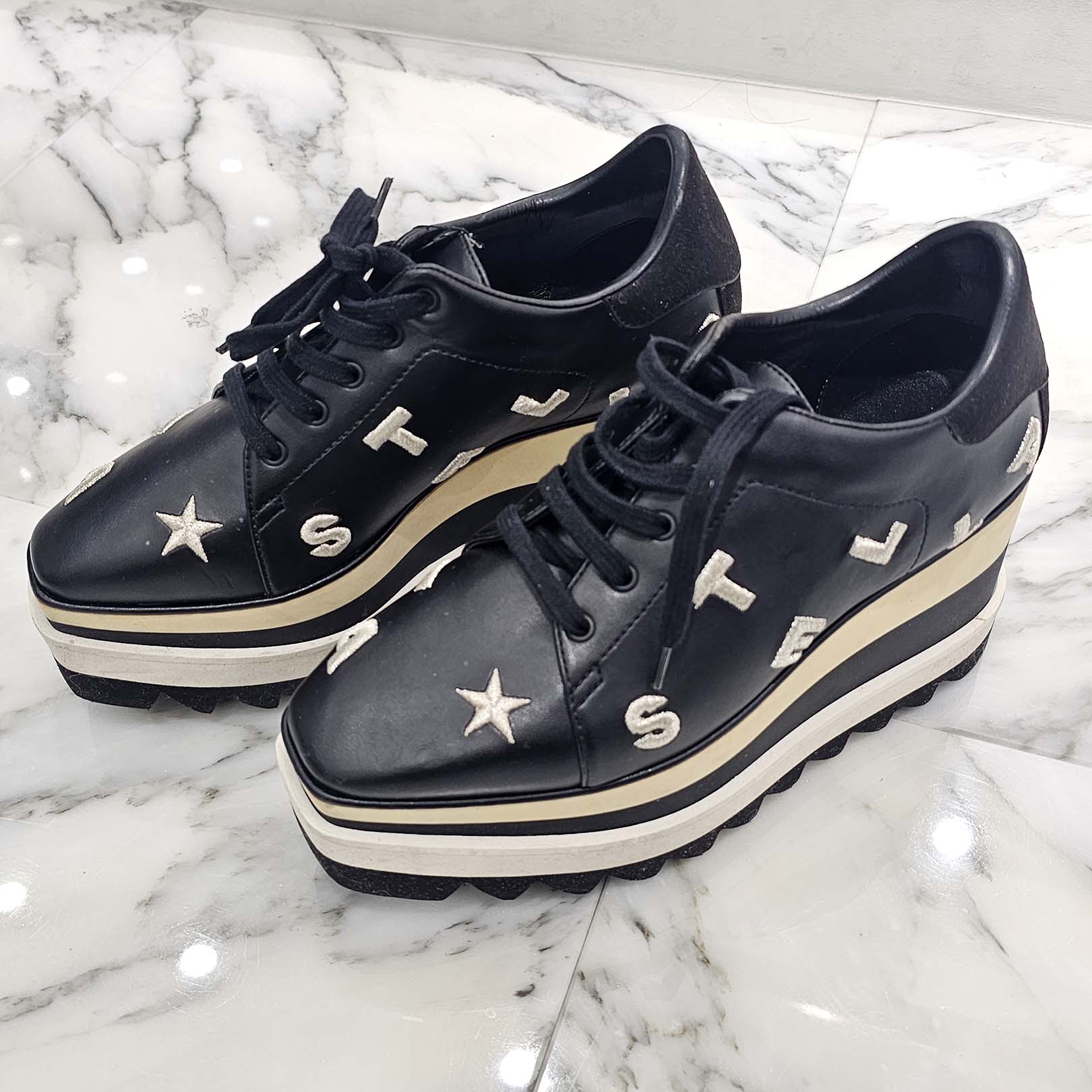 Stella McCartney Sneakelyse Platform Sneakers Size 34（22糎） ステラマッカートニー スニークエリス プラットホーム スニーカー シューズ 厚底シューズ ロゴタイプ刺しゅう はやりっ子ひな型 なめし革シューズ 黒いこと×白いこと 大きさ34（22糎）【260115】【中古-B】