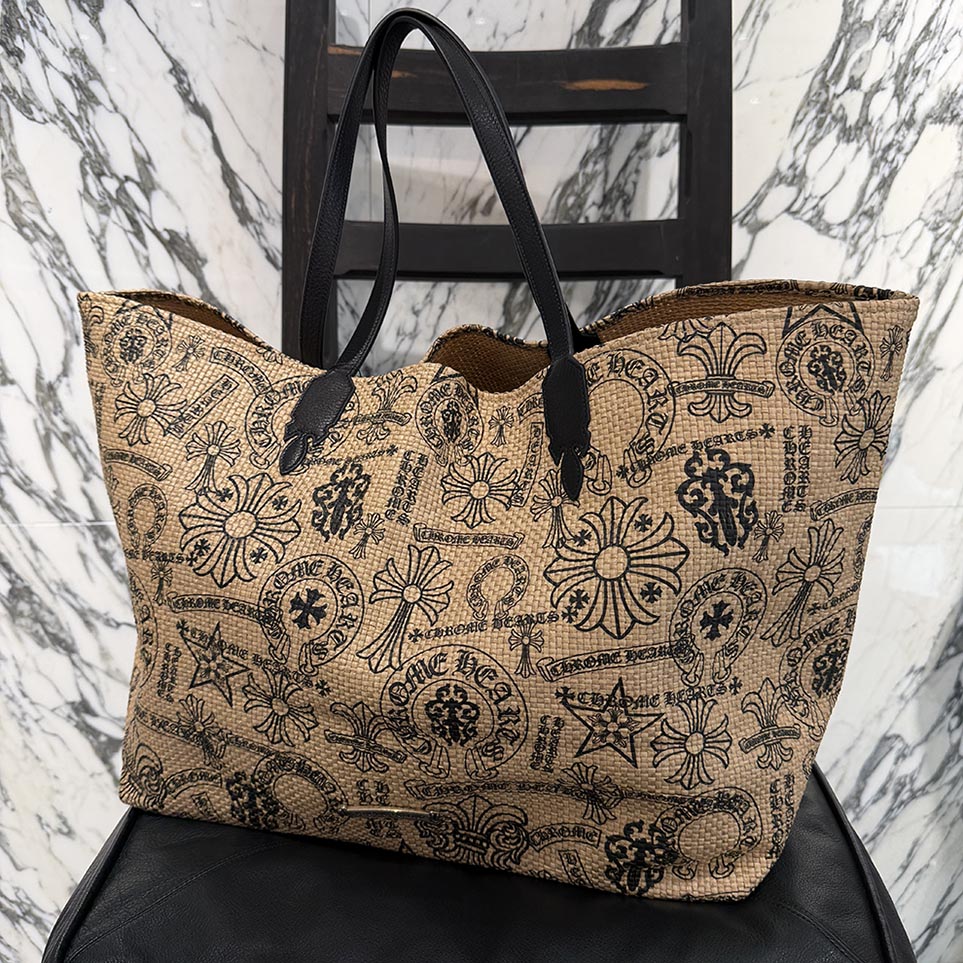 CHROME HEARTS 2025SS Multi Logo Large Beaches Bag クロムハーツ マルチロゴタイプ ラージ 砂浜御徒面子 布切れトートバッグ 鞄 肩かけ御徒面子 朱夏御徒面子 ロゴタイプ刷り上げる フレアデザインハンドル しろがね色一皿 ベージュ×黒いこと【260112】【新古品】