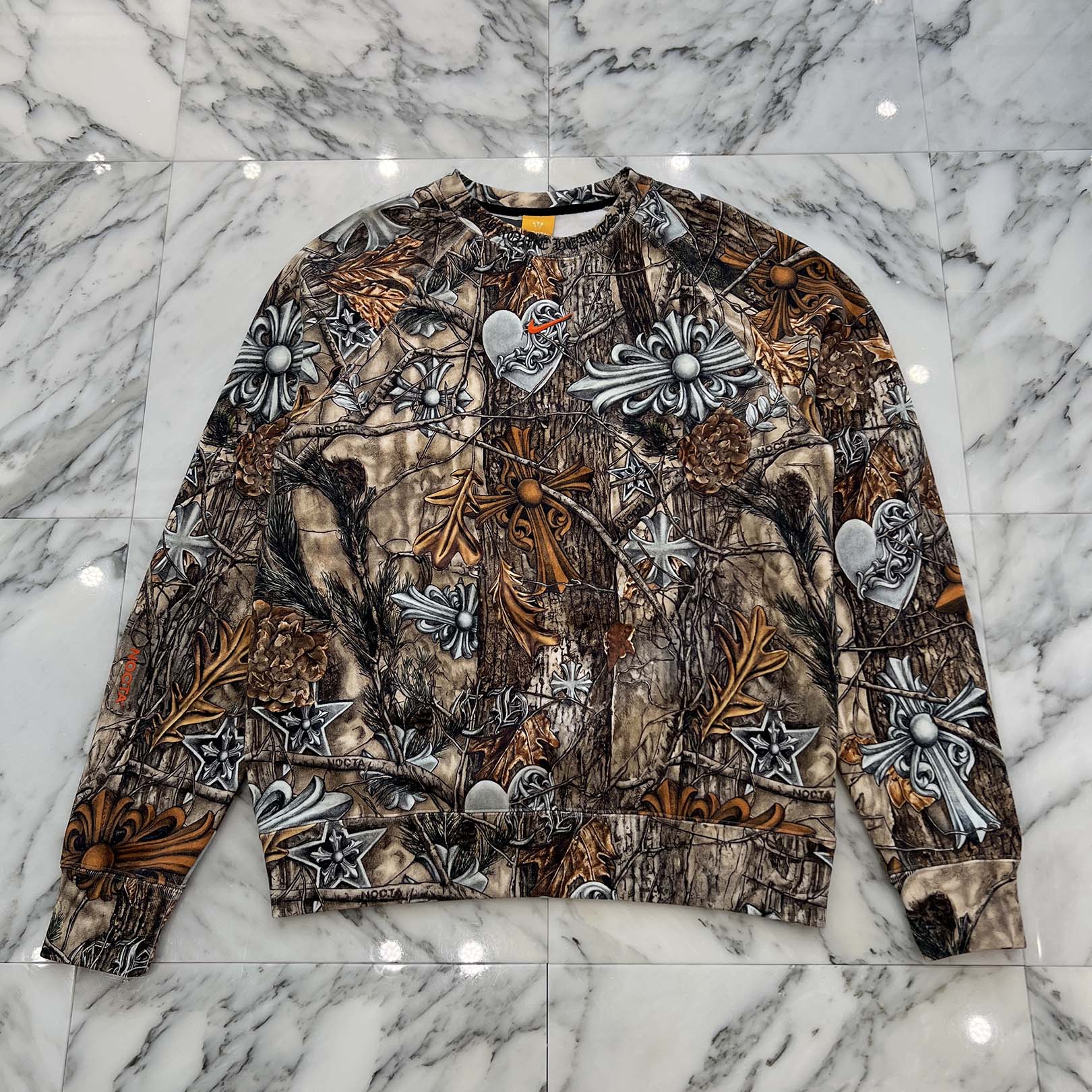 CHROME HEARTS × NIKE × Drake NOCTA 2026SS Camo Neck Logo Crewneck Sweatshirt Size M クロムハーツ×ナイキ×ドレイク ノクタ カモネックロゴクルーネックスウェットシャツ 調教師 天然ゴムロゴタイプ 合鴨フラ×マルチ色つや 大きさM【260114】【新古品】
