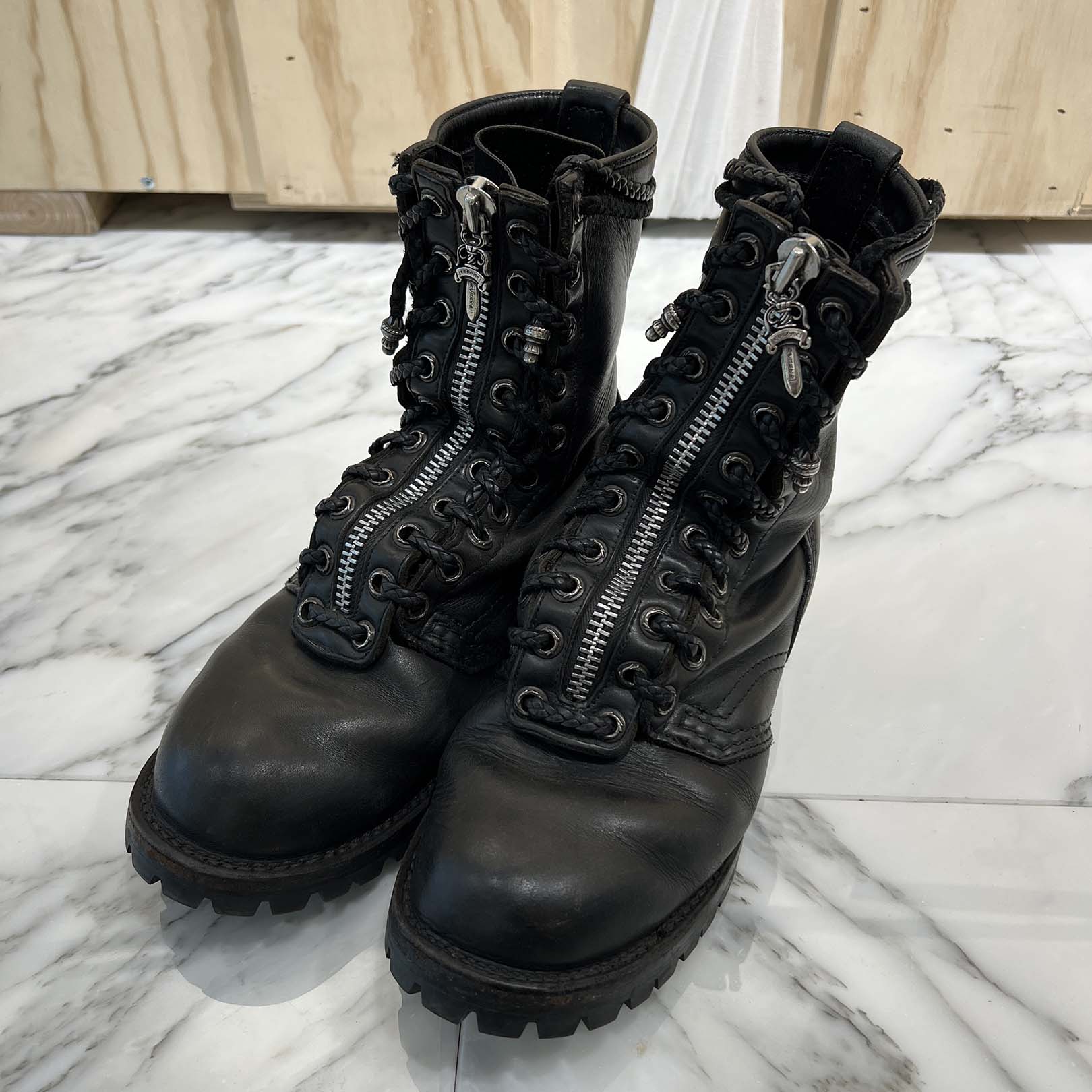 CHROME HEARTS × WESCO Fireman Custom Leather Boots Size US10（約28cm）クロムハーツ × ウエスコ ファイヤーマンカスタムレザーブーツ レザーロングブーツ ダガーリベット ダガージップ シルバー925 ブラック サイズUS10（約28cm）【260114】【中古-B】画像