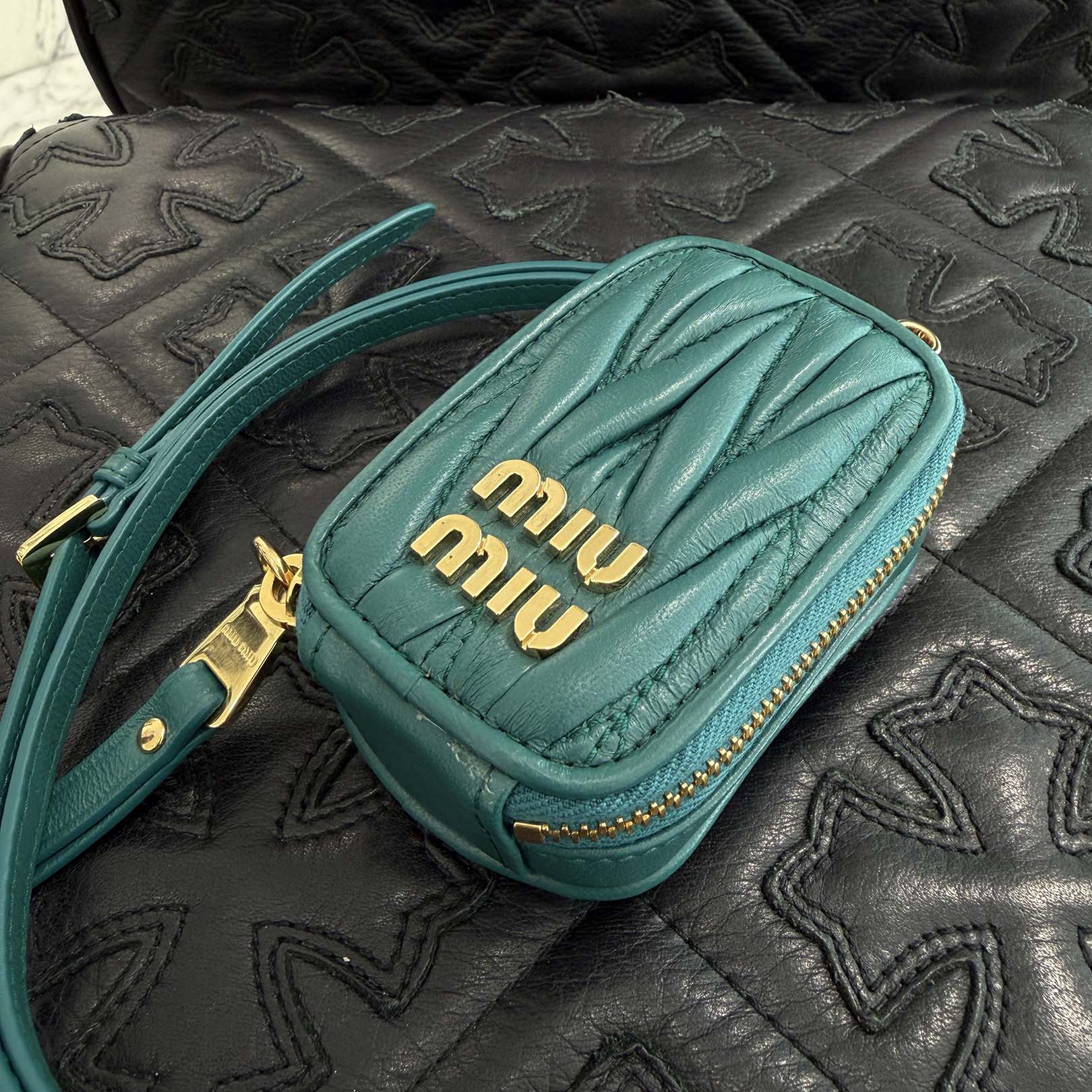 MIU MIU Matelass・・ Leather Neck Mini Pouch 5TT172 2FPP FOK41 ミュウミュウ マテラッセ なめし革 のど首 ミニ 車寄せ AirPods入れもの ミニレザーバッグ ゴールド金具 立体ロゴタイプ なめし革原料品 ラグーングリーン×ゴールド【260116】【中古-A】