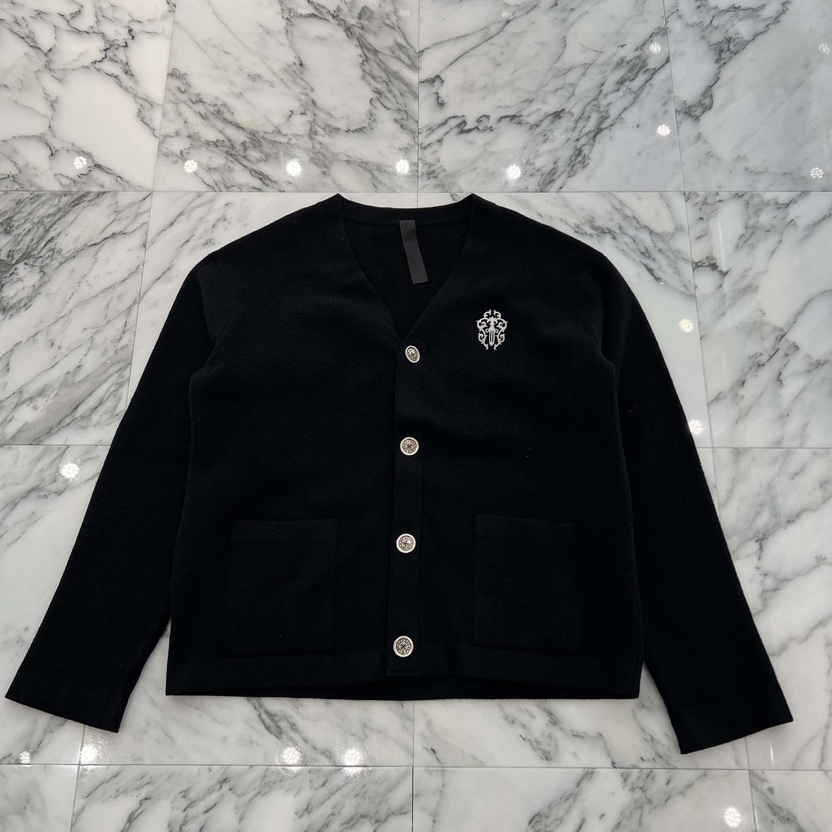 CHROME HEARTS YNOT Vine Dagger Embroidery Cashmere Knit Cardigan Size XL クロムハーツ ワイ航空マイル ヴァインダガー ロゴタイプ刺しゅう カシミヤニットカーディガン ロゴタイプ目じるし名取り草 しろがね色一皿 黒いこと×白いこと 大きさXL【260117】【中古-A】