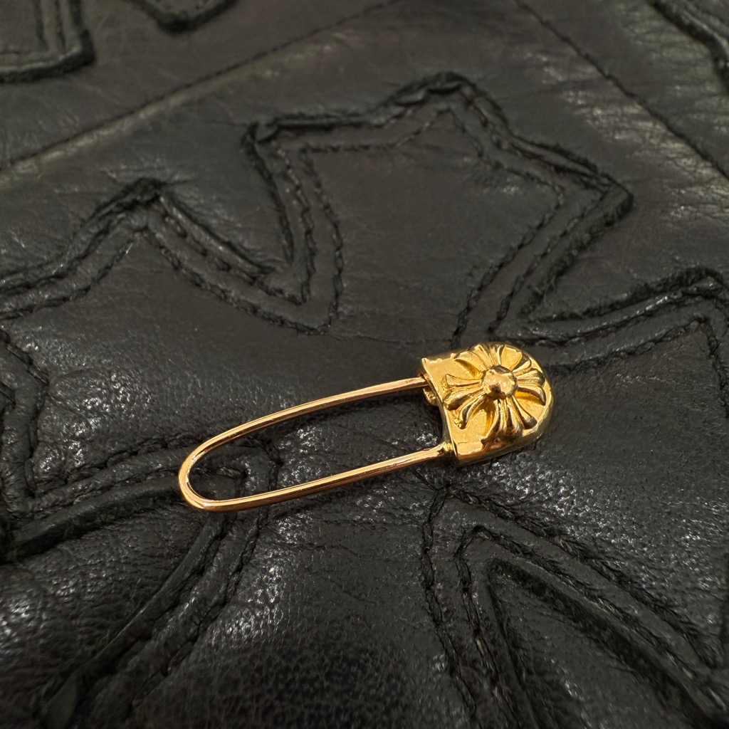 CHROME HEARTS 22K Safety Pin Earrings クロムハーツ 22K セーフティ ピン イヤリング ピアス 安全ピン主題 佩び物 シャンデリヤいの一番 22金 ゴールド【251009】【新古品】