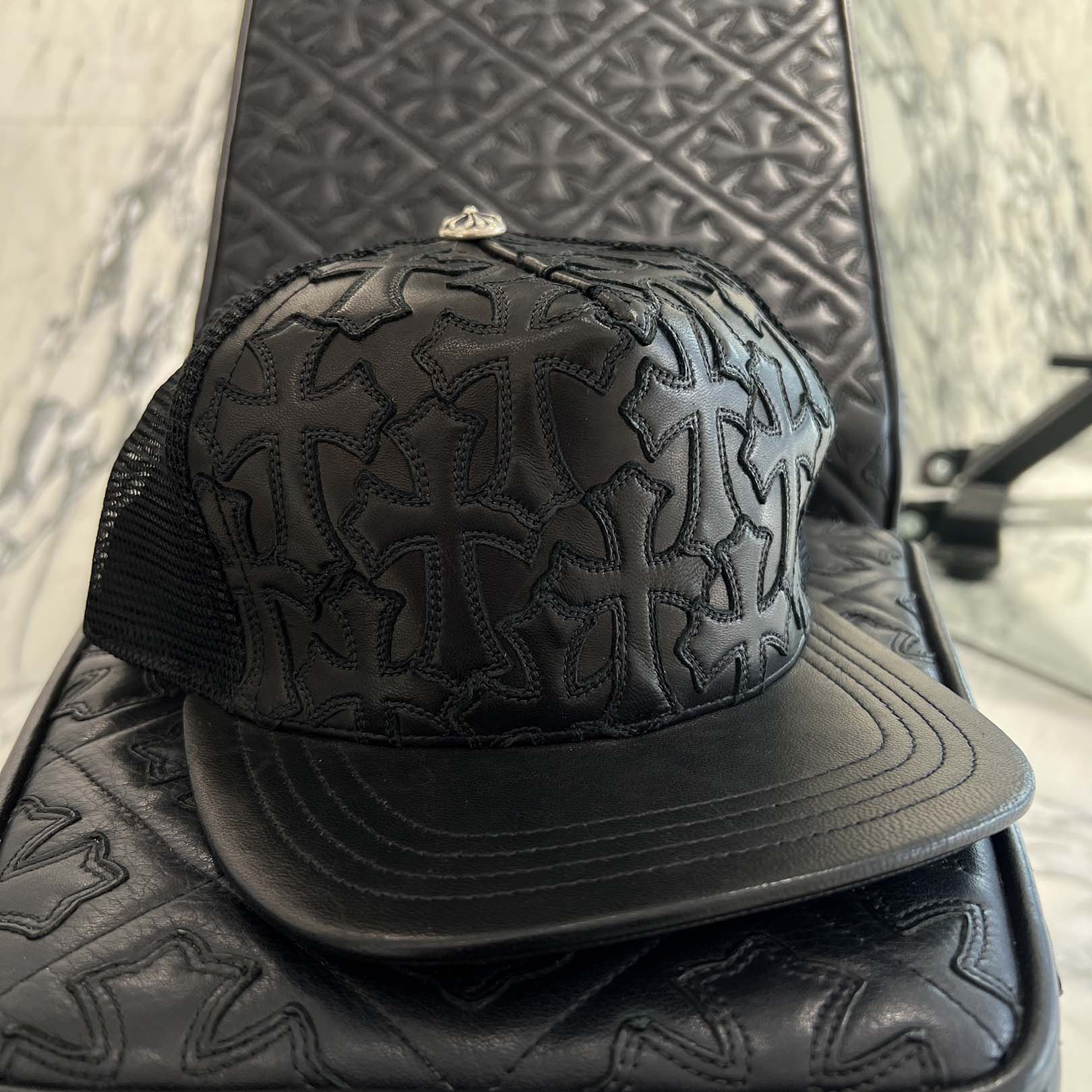 CHROME HEARTS Cemetary Cross Leather Patch Trucker Cap Size ONE SIZE(51-61) クロムハーツ セメタリークロスレザーパッチトラッカーキャップ メッシュ旗がしら 総柄 クロスボール 鳥打ち帽 子ヒツジなめし革 黒いこと 大きさONE SIZE(51-61)【260121】【新古品】