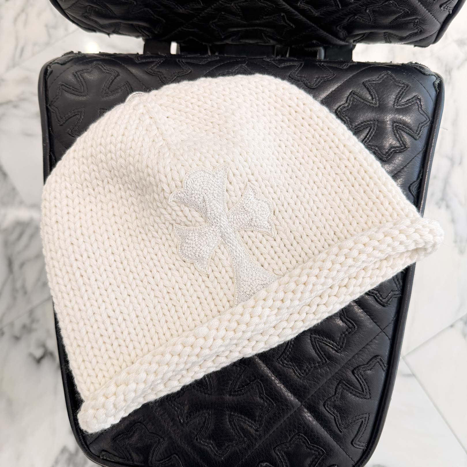 CHROME HEARTS Cashmere Beads 1 Cross Patch Beanie Size ONE SIZE (22糎) クロムハーツ カシミール ビーズ 1はりつけ台継ぎ切れ ビーニー 編み物帽 クロスボール ビーズかざり付ける 白いこと 大いさONE SIZE (22糎)【260526】【新古品】