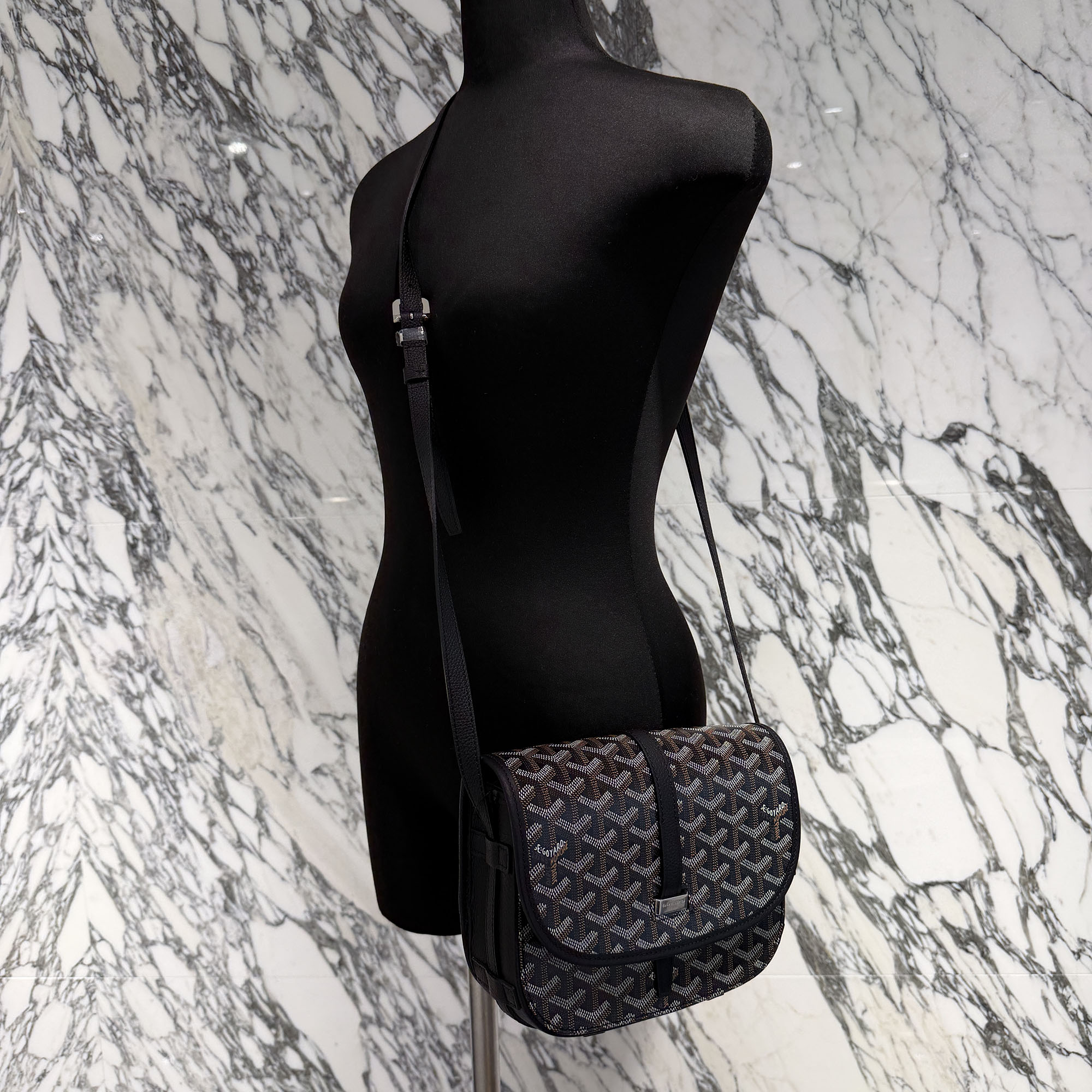 GOYARD Belvedere PM Shoulder Bag BELVE3PMLTY09CG09P ゴヤール ベルヴェデールPM ショルダーバッグ 曲がった掛け御徒面子 内隠し 外隠し ロゴタイプ目じるし金具 しろがね色金具 肩先6コ穴 黒いこと×赤銅色×白いこと【260126】【新古品】
