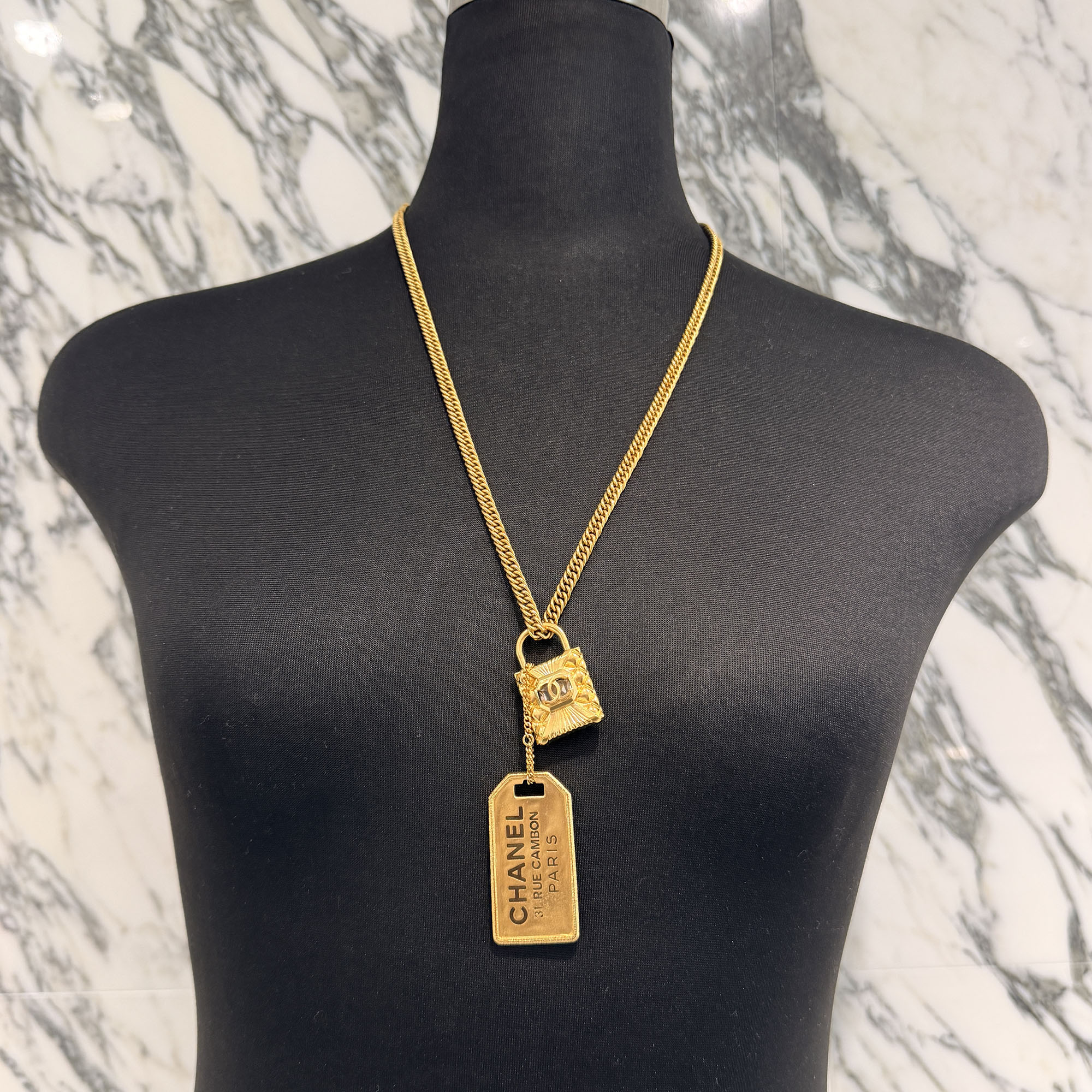 CHANEL 2022AW Coco Lock Logo Plate Chain Necklace シャネル ココロック ロゴタイプお皿 チェーン店頸飾り 添え物 ココマーク ゴールド金具 南京錠動機 ロゴタイプお皿 チェーン店かざり付ける ゴールド【260207】【中古-A】