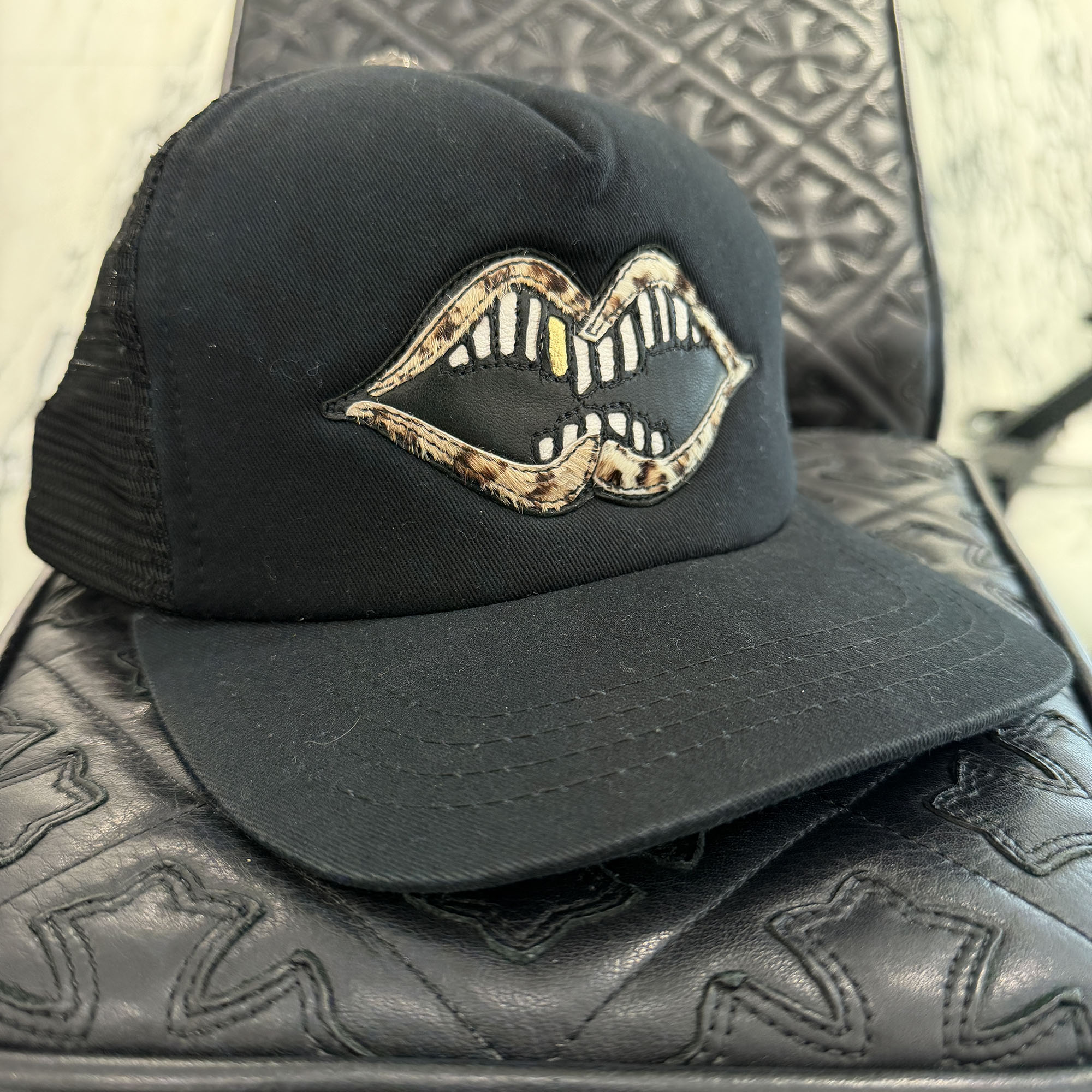 CHROME HEARTS×MATTY BOY Chomper Tracker Cap Size ONE SIZE (53-60) クロムハーツ×マッティボーイ チョンパートラッカーキャップ 鳥打ち帽 継ぎ切れ ハラコ ヒョウ柄 クロスボール 黒いこと 大きさONE SIZE (53-60)【260207】【中古-B】