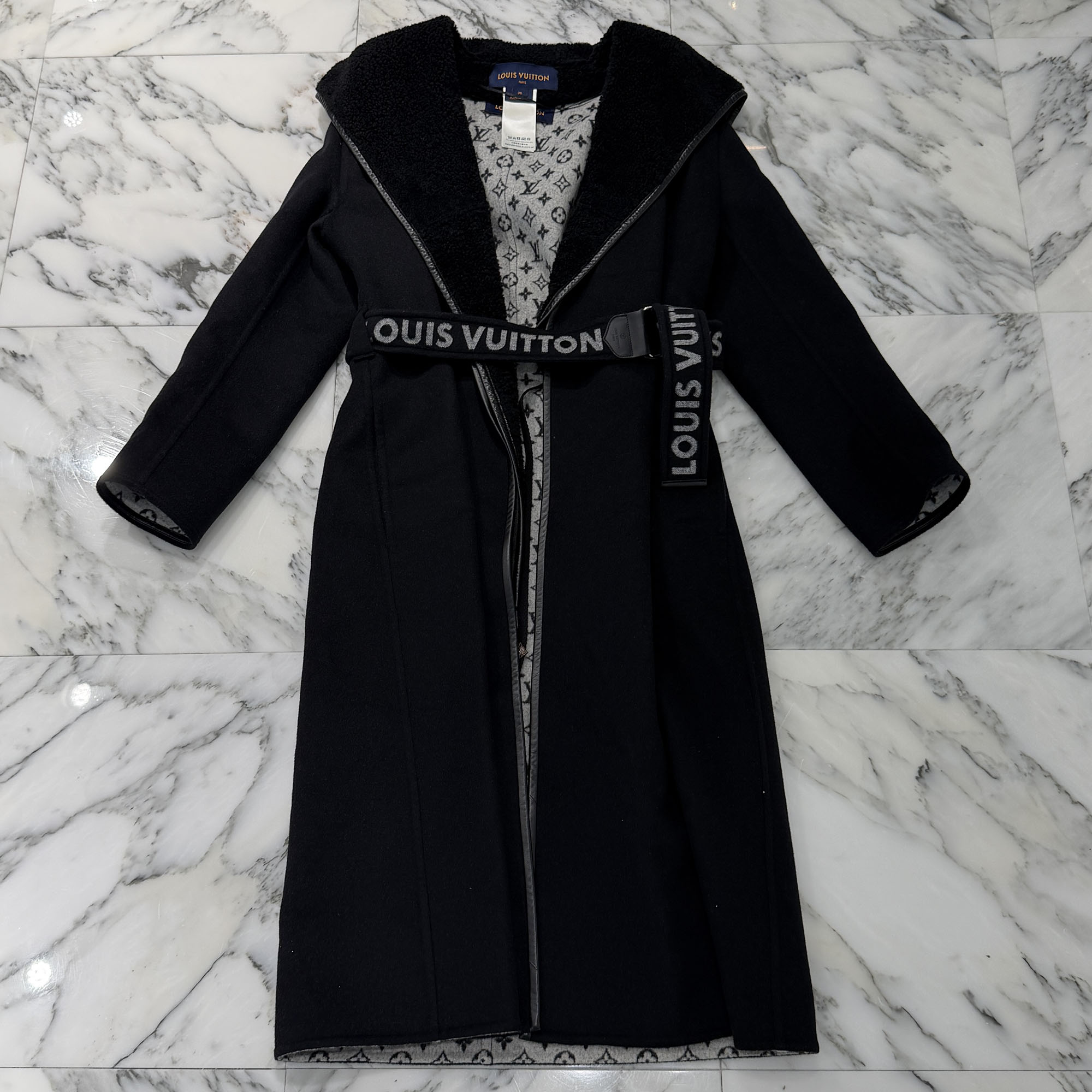 LOUIS VUITTON Signature Double Face Pelted Wool Leather Boa Coat Size 36 ルイヴィトン 書き判 ダブル人間の顔 ペルテッド 羊毛なめし革 ボア厚地の外套 ロゴタイプ刺・墸胴締め 裏出どころモノグラム総柄 絨毛皮 しろがね色金具 黒いこと×薄墨色 大きさ36【260208】【中古-A】