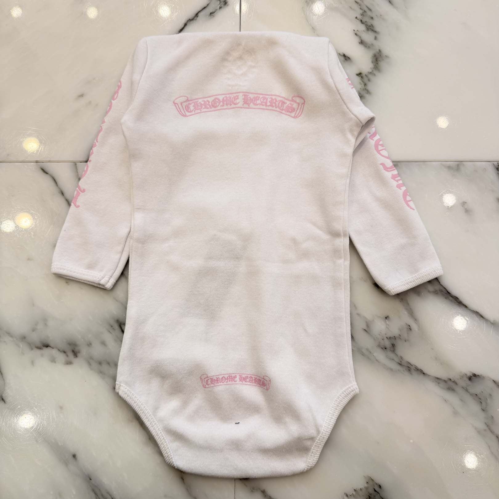 CHROME HEARTS Pink Back Scroll Label Logo Long Sleeve Size 12months クロムハーツ ピンクバックスクロールラベルロゴ 長袖ロンパース 取りまかなう櫂 長袖カットソー もの言う花大きさ スクロールロゴタイプ スナップボタン 黒いこと×さくら色 大きさ12months【260210】【新古品】