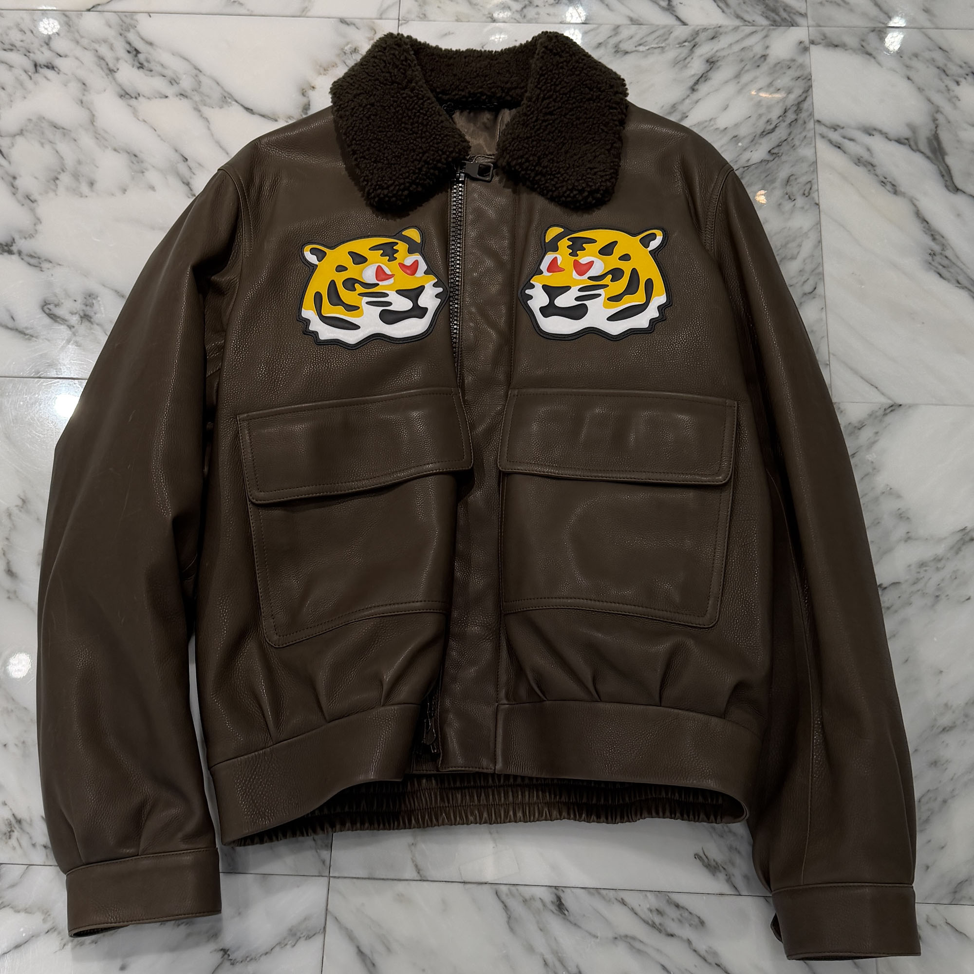 LOUIS VUITTON × NIGO 2022SS Tiger Patch Leather Bomber Jacket HML03E Size 48 ルイヴィトン × ニゴー 虎継ぎ切れ レザーボンバージャケット なめし革上衣 ロゴタイプ目じるし名取り草 なめし革継ぎ切れ ダブルジップ ロゴタイプ目じるし名取り草 カーキ 大きさ48【260210】【中古-B】