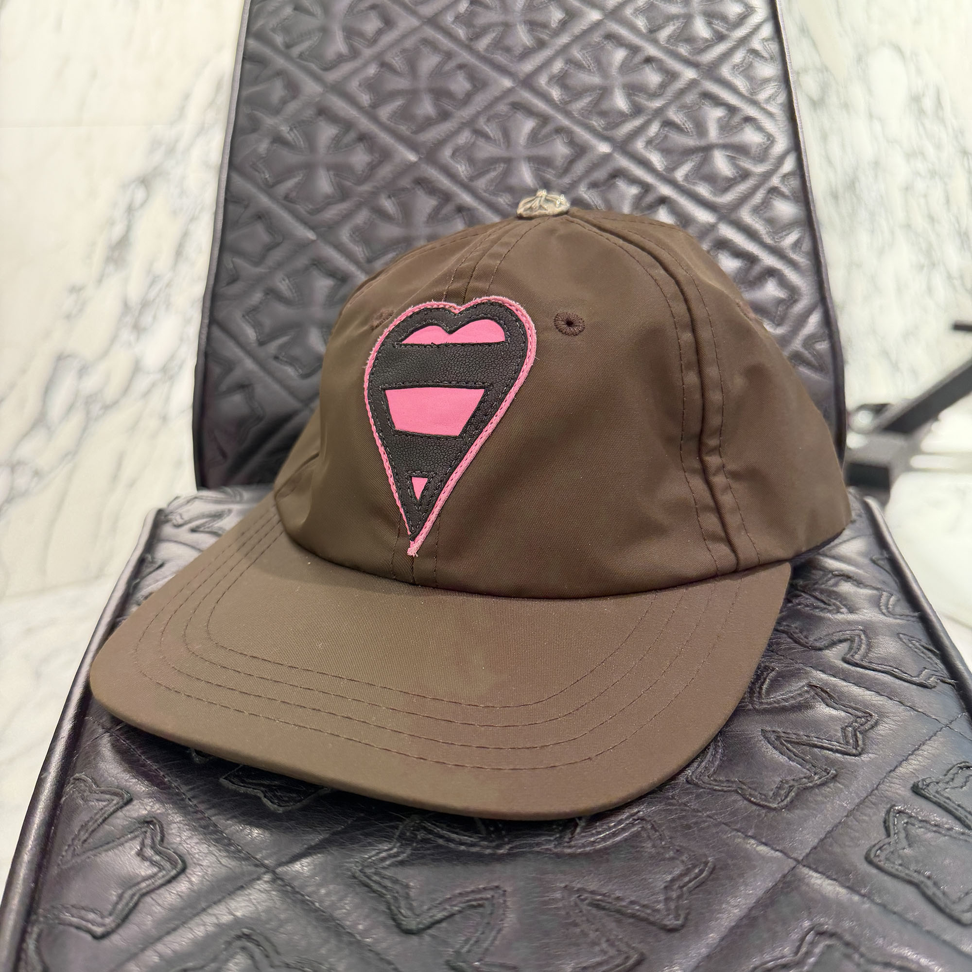 CHROME HEARTS Striped Heart Trucker Cap Size ONE SIZE (53-60) クロムハーツ ストライプハートトラッカーキャップ 野球旗がしら なめし革継ぎ切れ クロスボール かぶり笠 赤銅色×サクラ色 大いさ ONE SIZE (53-60)【260211】【新古品】