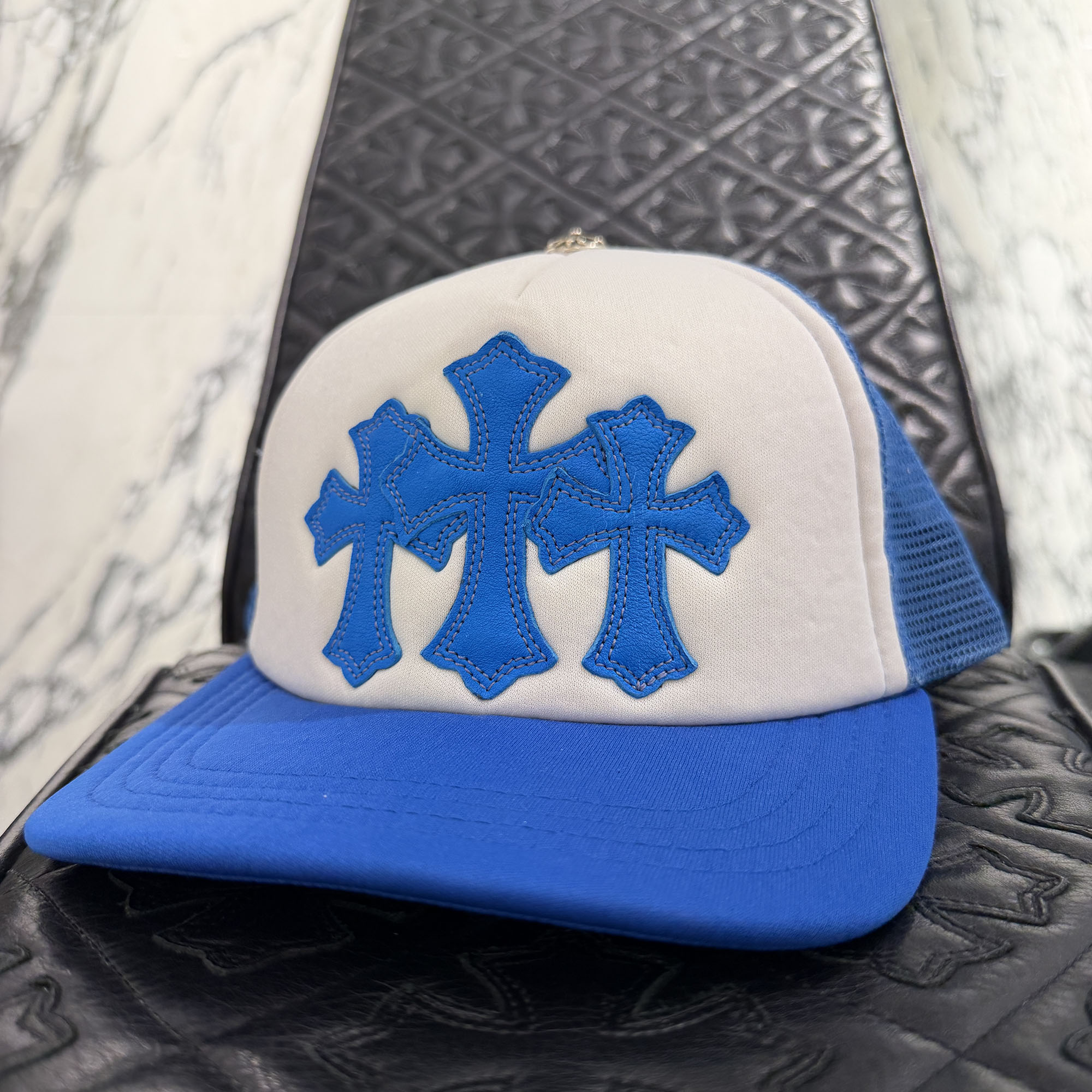 CHROME HEARTS Triple Cross Patch Trucker Cap Size ONE SIZE (53-60)  クロムハーツ トリプルクロスパッチトラッカーキャップ なめし革継ぎ切れ クロスボール CH足し加える 青碧×白いこと 大いさONE SIZE (53-60)【260211】【ほぼ新品】
