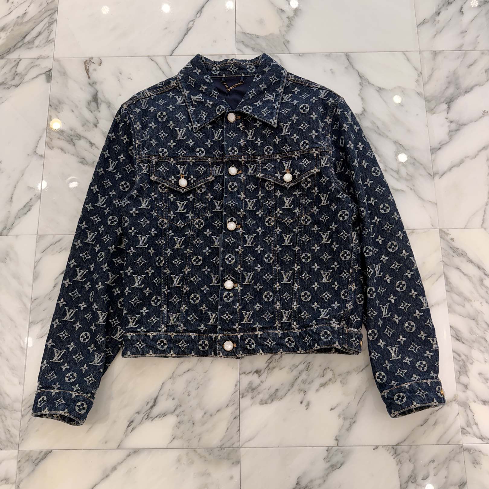 LOUIS VUITTON 2024AW Monogram Jacquard Denim Jacket 1AFWWU Size 44 ルイヴィトン モノグラムジャガードデニムジャケット ジーンズ上衣 レギュラー相応う モノグラム 総柄 ロゴタイプ目じるし金具 インディゴ 大きさ44【250213】【新古品】