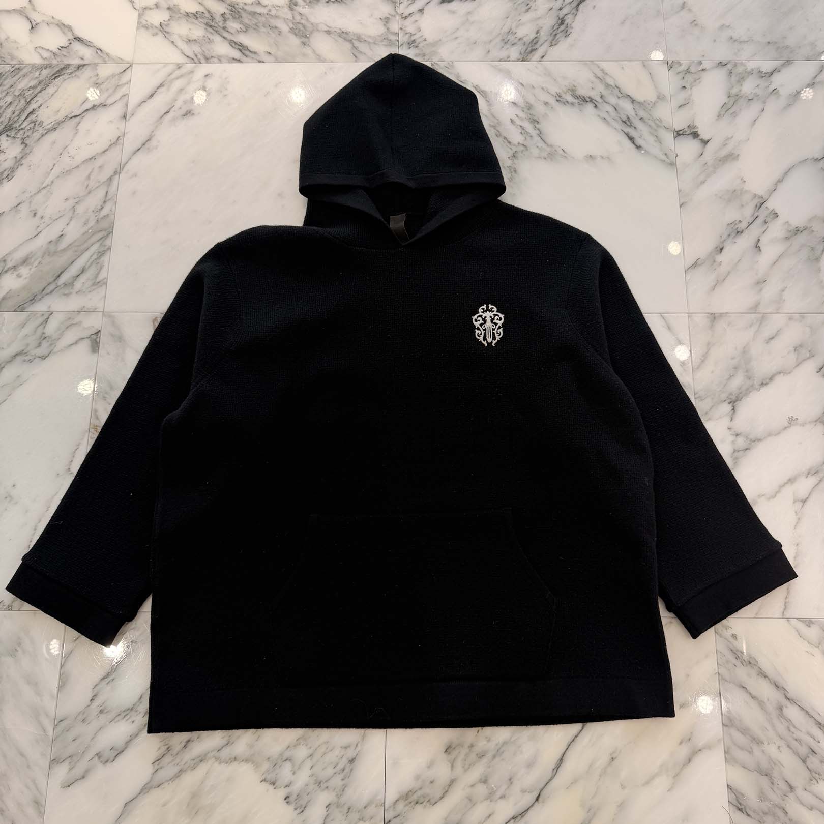 CHROME HEARTS YNOT Vine Dagger Embroidery Cashmere Knit Hoodie Size XL クロムハーツ ワイ航空マイル ヴァインダガー ロゴタイプ刺しゅう カシミヤニットフーディー 編み物パーカー ダガー刺しゅう しろがね色一皿 黒いこと×白いこと 大きさXL【260213】【中古-A】