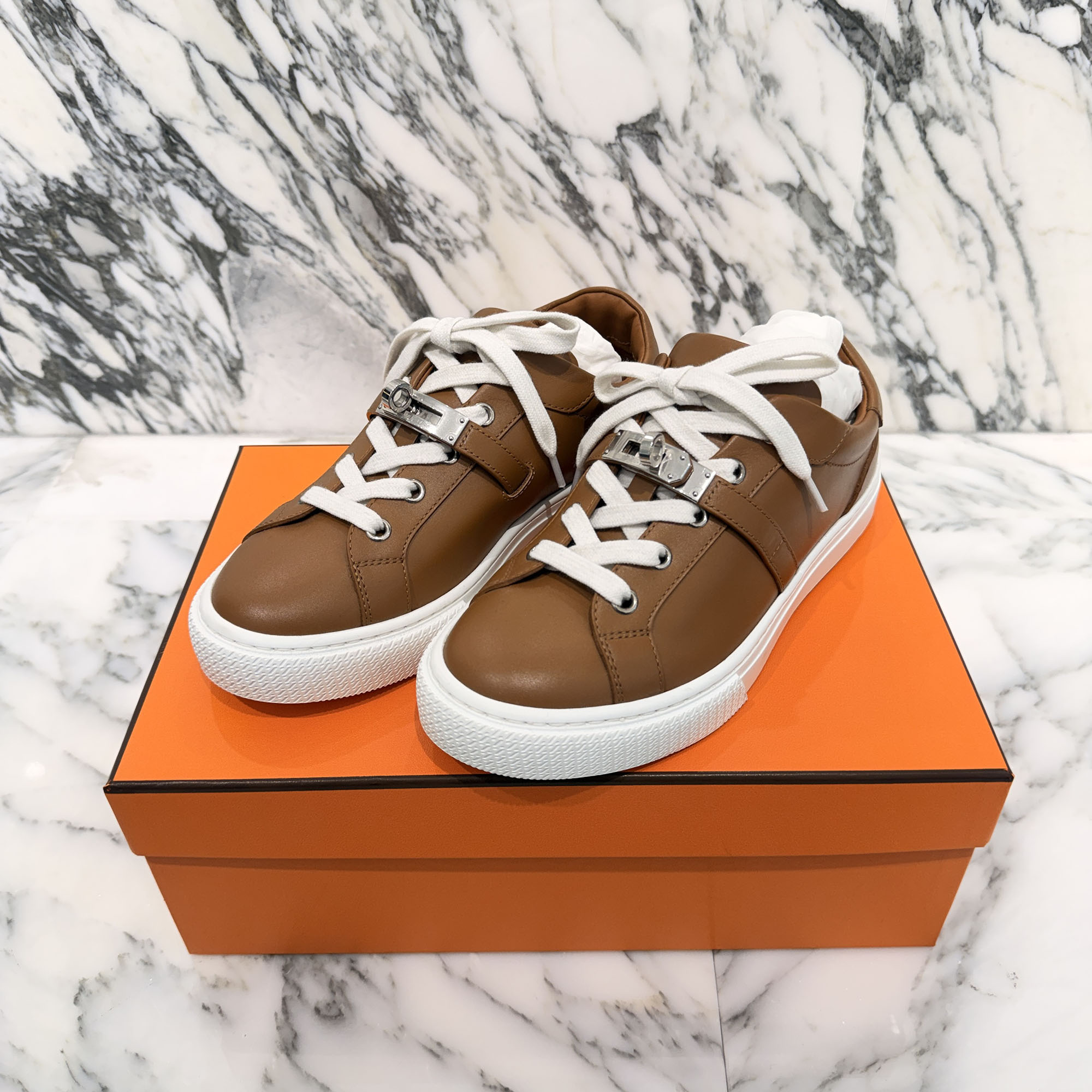 HERMES Sneakers "DAY" RG212256Z Size 35 1/2 (23.0cm～23.5cm) スニーカー "デイ" ナチュラル レザースニーカー 靴 ケリーバックル レディースサイズ メタル パラディウム仕上げ ナチュラル サイズ35 1/2 (23.0cm～23.5cm)【260216】【中古-A】｜メメントスオンライン店