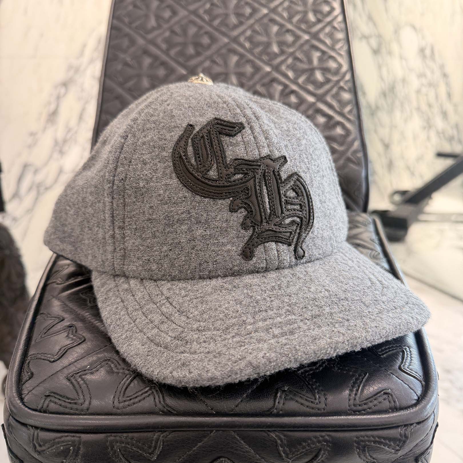CHROME HEARTS CH Patch Wool Trucker Cap Size ONE SIZE (51-61) クロムハーツ CH継ぎ切れ 羊毛 トラッカーキャップ 羊毛原料品 クロスボール CH足し加える 打ち切り具なめし革 薄墨色×黒いこと 大いさONE SIZE (51-61)【260217】【中古-A】