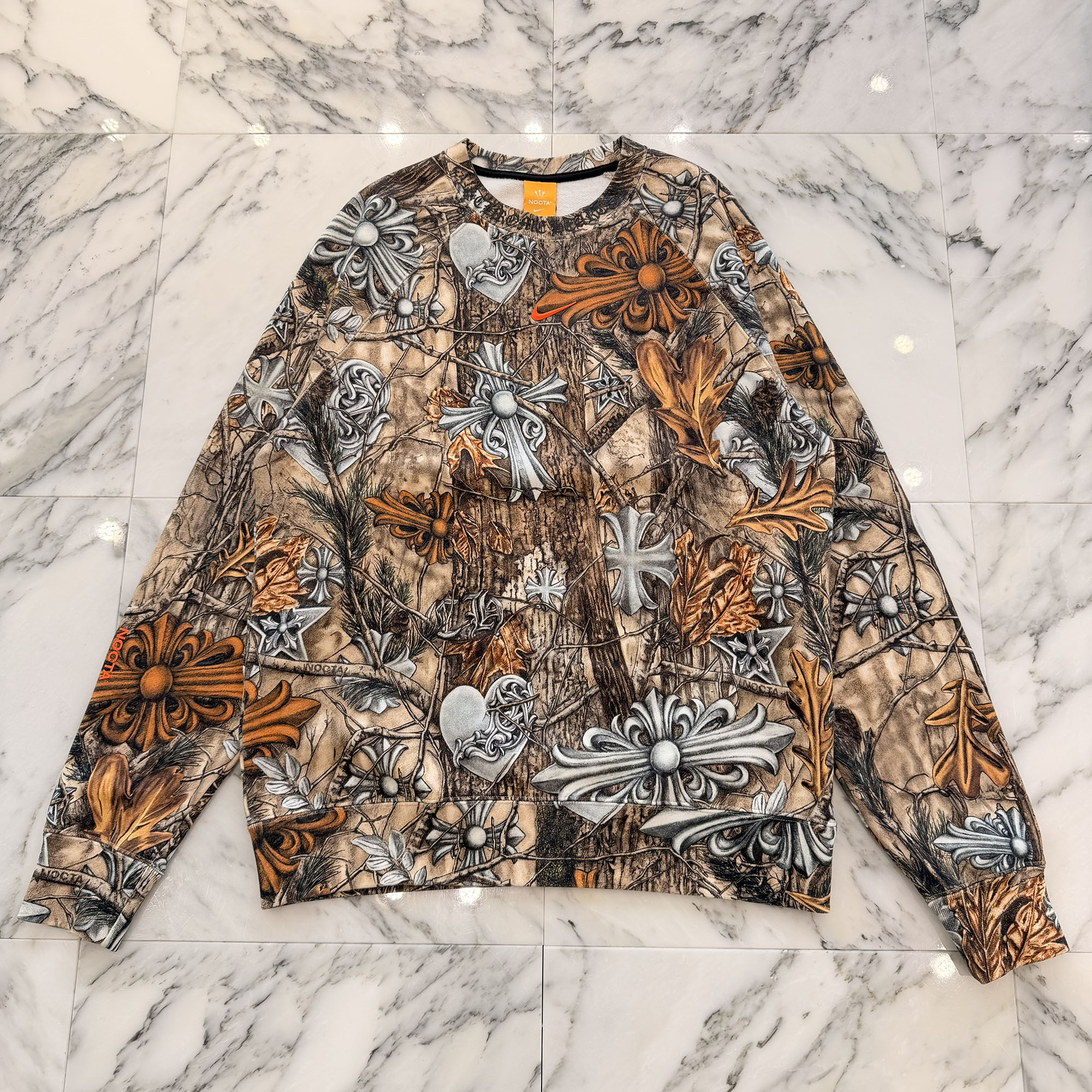 CHROME HEARTS × NIKE × Drake NOCTA 2026SS Camo Neck Logo Crewneck Sweatshirt Size XXL  クロムハーツ×ナイキ×ドレイク ノクタ カモネックロゴクルーネックスウェットシャツ  馬沓 RS3 総柄 ボ 合鴨フラ×マルチ色つや 大きさXXL【260220】【新古品】
