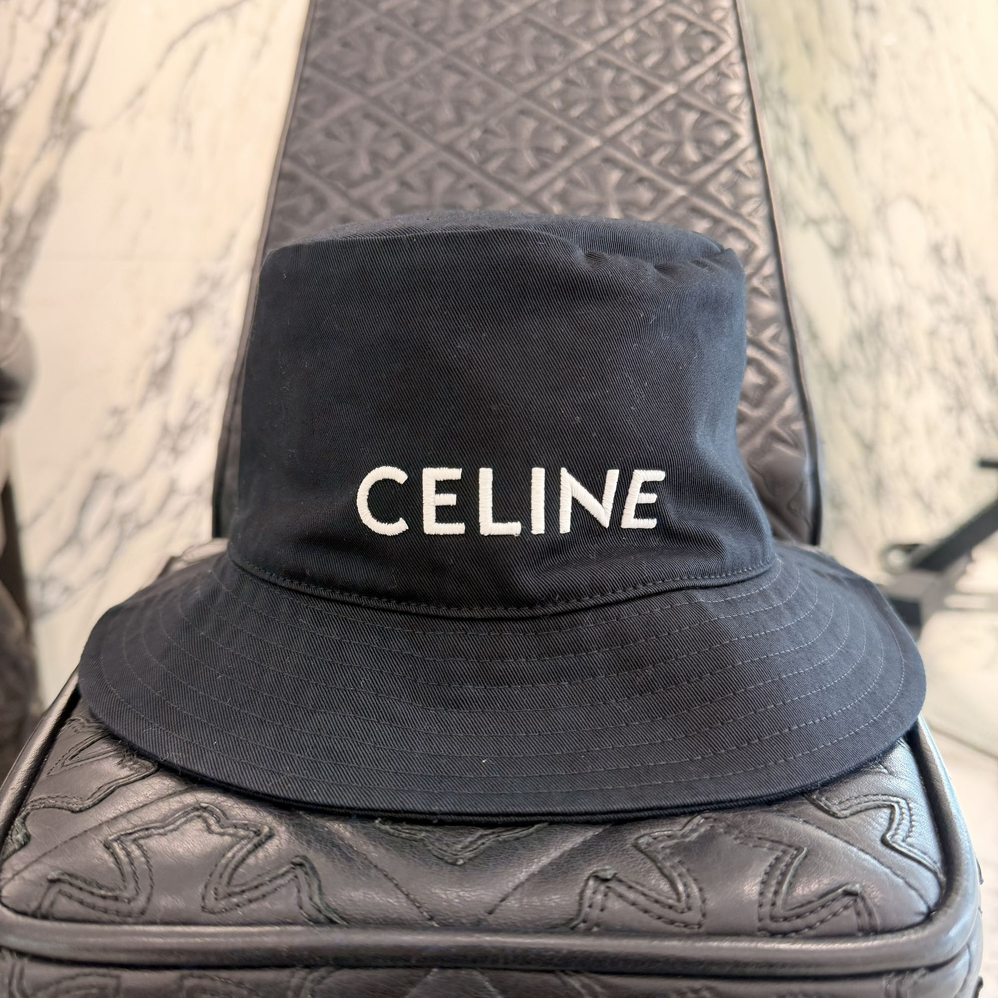 CELINE 2022SS Logo Embroidery Cotton Bucket Hat 2金5B968P Size M セリーヌ ロゴタイプ刺しゅう 綿織物 井戸釣瓶かぶり笠 鳥打ち帽 バケハ 黒いこと×白いこと 大きさM【260219】【中古-B】