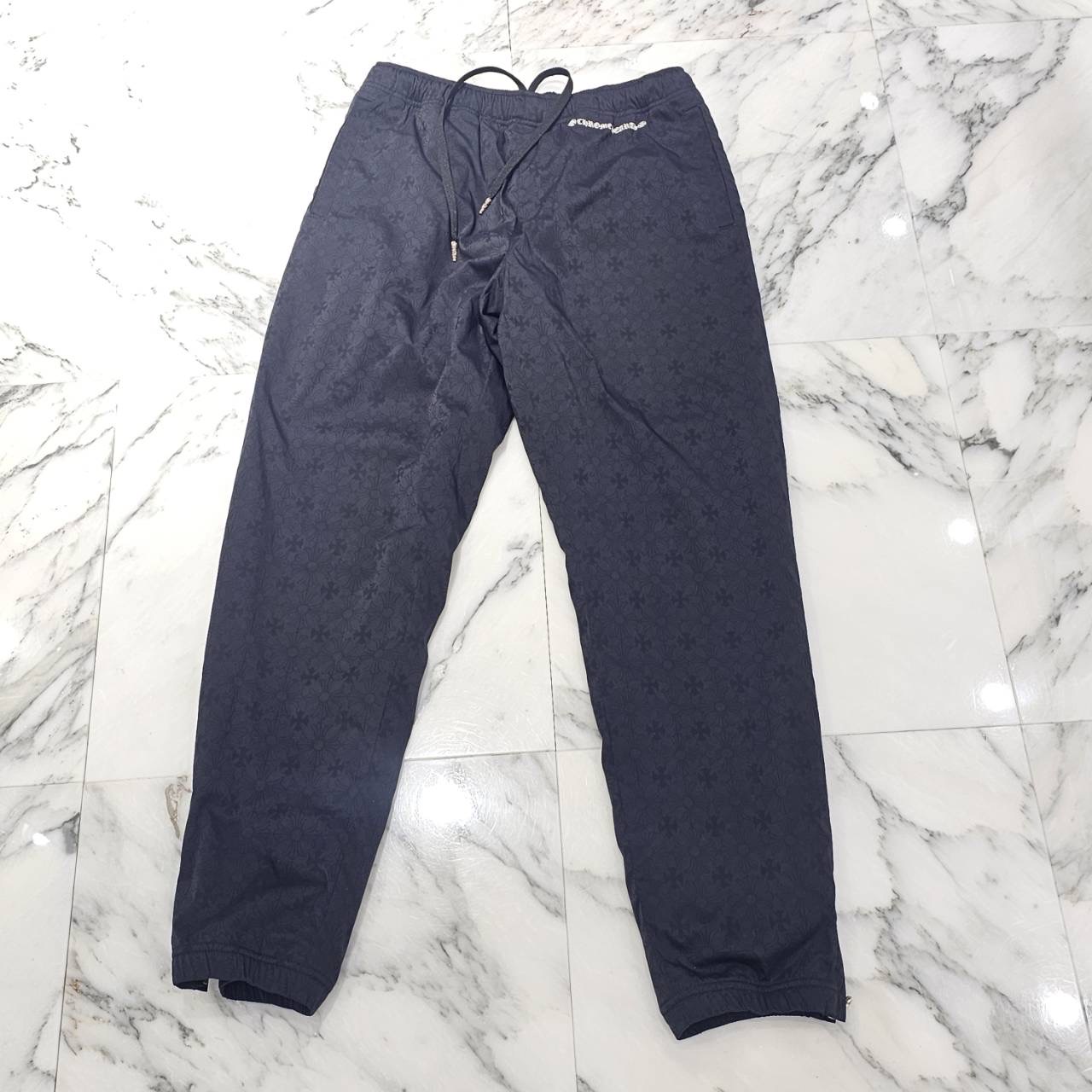 CHROME HEARTS TRASH PICK UP CH Plus Track Nylon Pants Size S クロムハーツ トラッシュピックアップ CHプラス トラック ナイロンパンツ 総柄 ロゴプリント クロスボール 裾ジップ ダークネイビー&times;ブラック サイズS【260304】【新古品】｜メメントスオンライン店