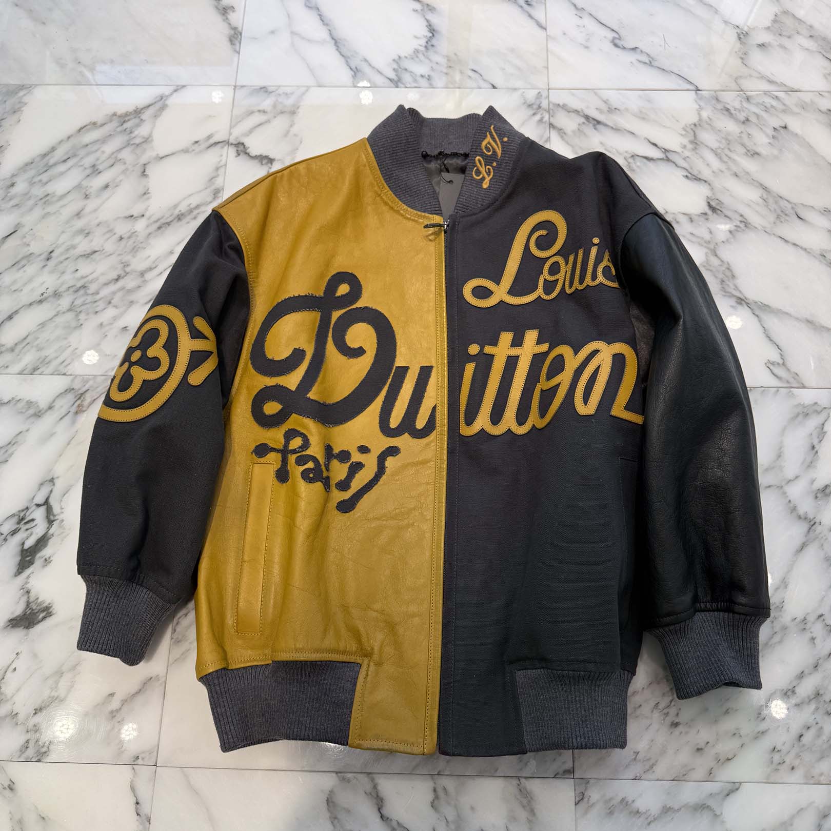 LOUIS VUITTON 2023SS Mixed Canvas Leather Bomber Jacket 1AB98D Size 44  ルイヴィトン ミックスキャンバスレザーボンバージャケット ジップアップ 刺しゅう継ぎ切れ なめし革 上衣 スタジャン 黄色×黒いこと 大きさ44【260305】【中古-B】