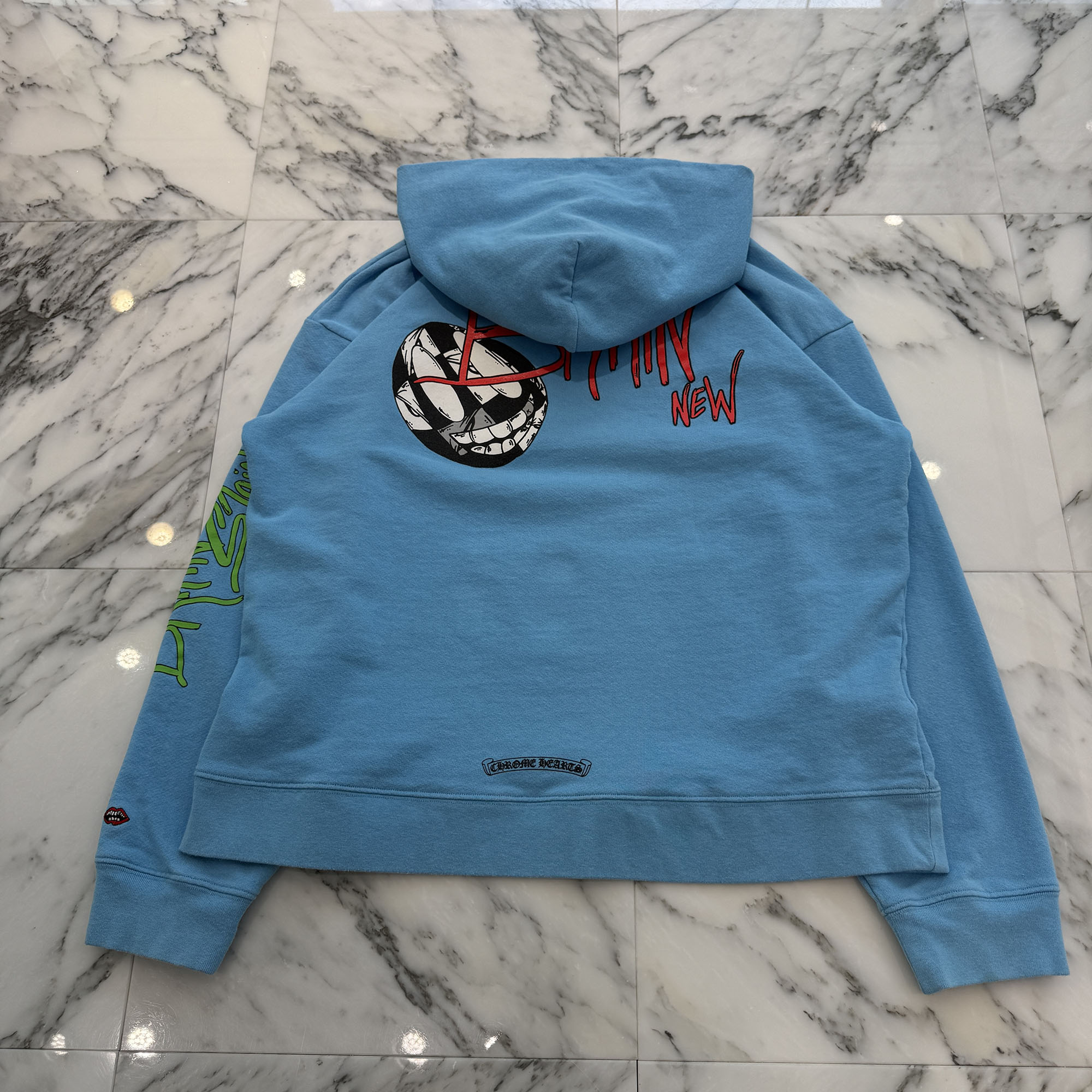 CHROME HEARTS &times; MATTY BOY 2024SS BRAIN NEW Pullover Hoodie Size XXL クロムハーツ &times; マッティボーイ ブレインニュープルオーバーフーディ パーカー 胸ポケット ロゴプリント ライトブルー サイズXXL【260308】【中古-B】｜メメントスオンライン店 82,500円