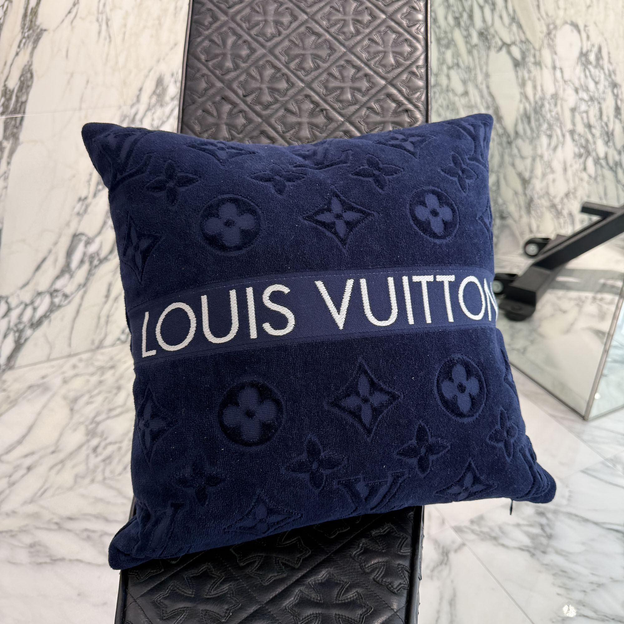 LOUIS VUITTON 2025SS LV Vacation Cushion M78816 ルイヴィトン LV御休み座布団 枕 室内装飾 飾りつけ 雑貨 ジャカード織り ロゴタイプ刺しゅう モノグラム総柄 米国海軍×白いこと 【260308】【中古-A】