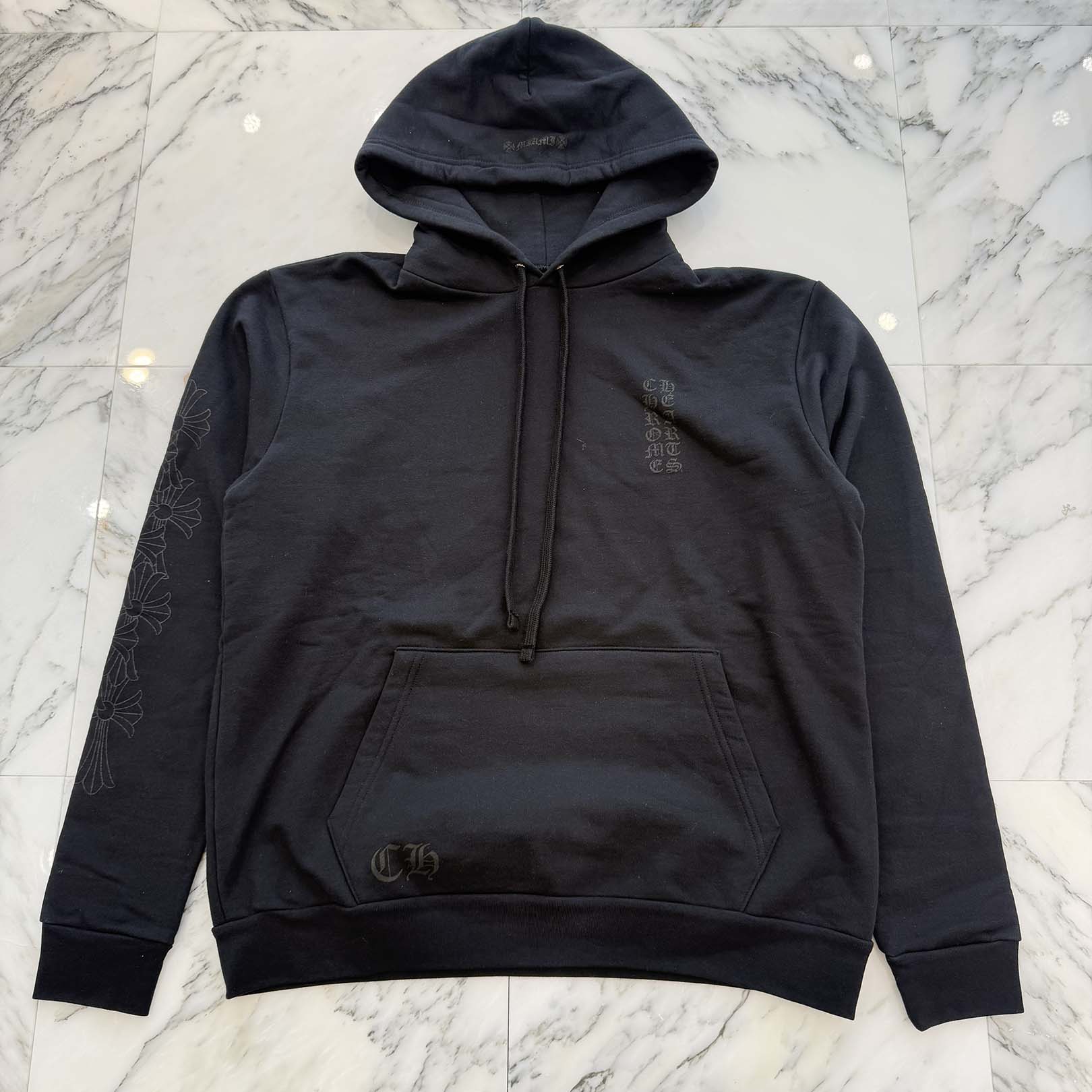 CHROME HEARTS Miami Limited Vertical Logo Cemetery Cross Print Pullover Hoodie Size M クロムハーツ マイアミ制限事項 ヴァーティカルロゴ セメタリークロスプリント プルオーバーフーディー 袖刷り上げる スクロールロゴタイプ 黒いこと 大いさM【260501】【新古品】