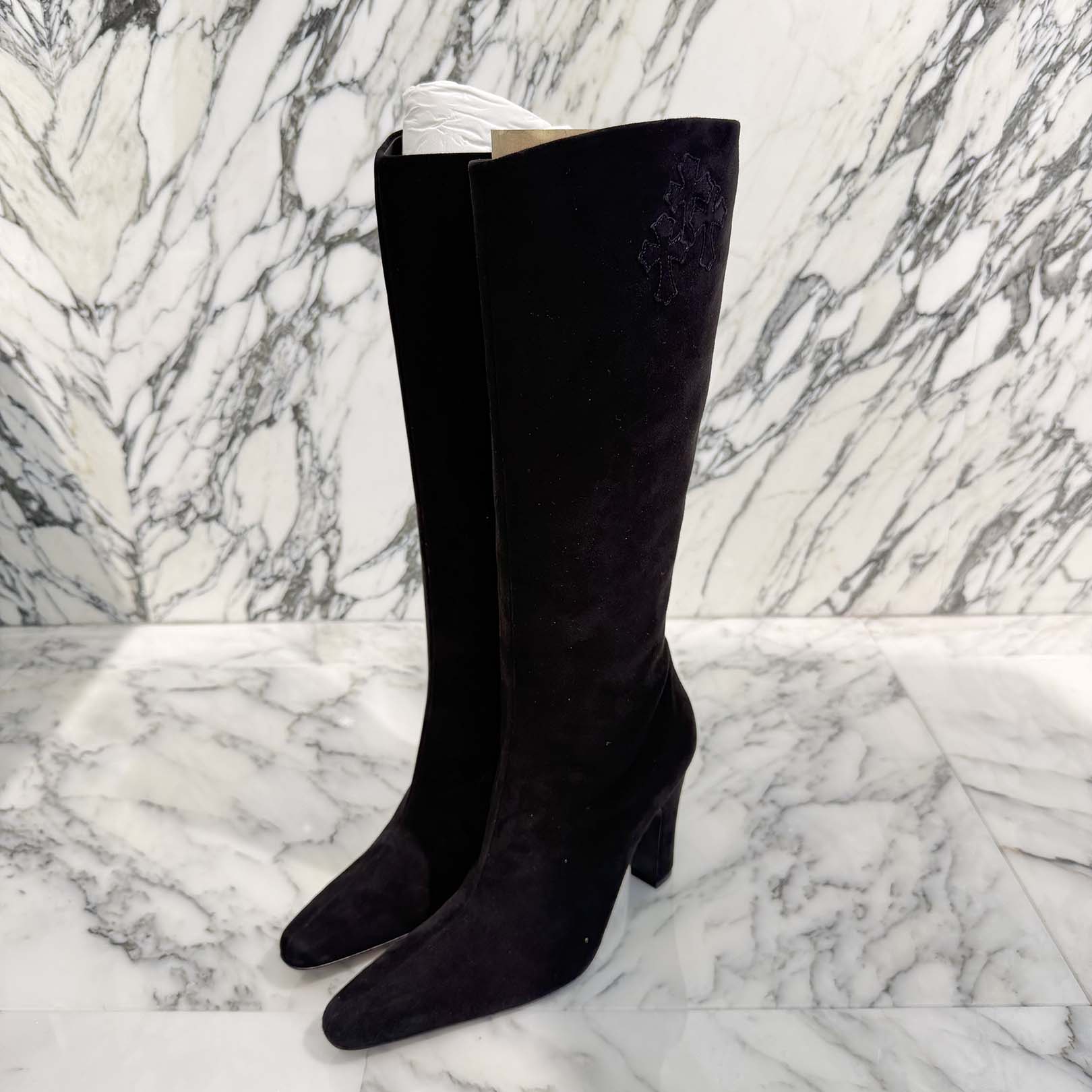 CHROME HEARTS SUGER JONES Triple Cross Suede Leather Patch Heel boots Size 40(約25.0cm) クロムハーツ シュガージョーンズ トリプルクロス レザーパッチ ヒールブーツ レザーブーツ ダガージップ レディースクロム ブラック サイズ40(約25.0cm)【260312】【新古品】｜メメントスオンライン店
