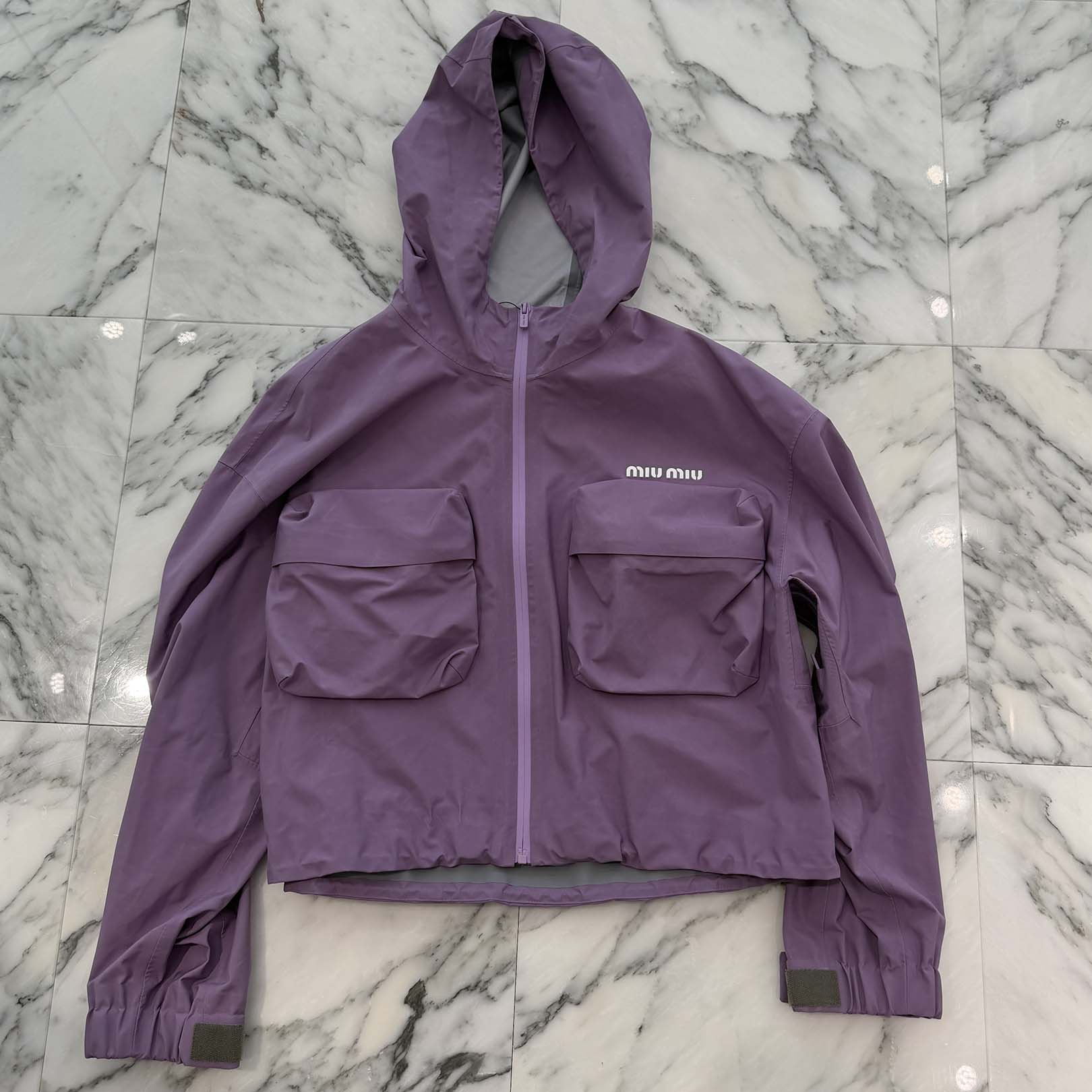 MIU MIU 2024SS Technical Canvas Blouson Jacket ML1145 S0000 1V94 Size S ミュウミュウ テクニカルキャンバス ブルゾン ジャケット ジップブルゾン ジャケット ロゴパッチ ナイロン ロゴ刻印金具 パープル サイズS【260315】【中古-B】｜メメントスオンライン店