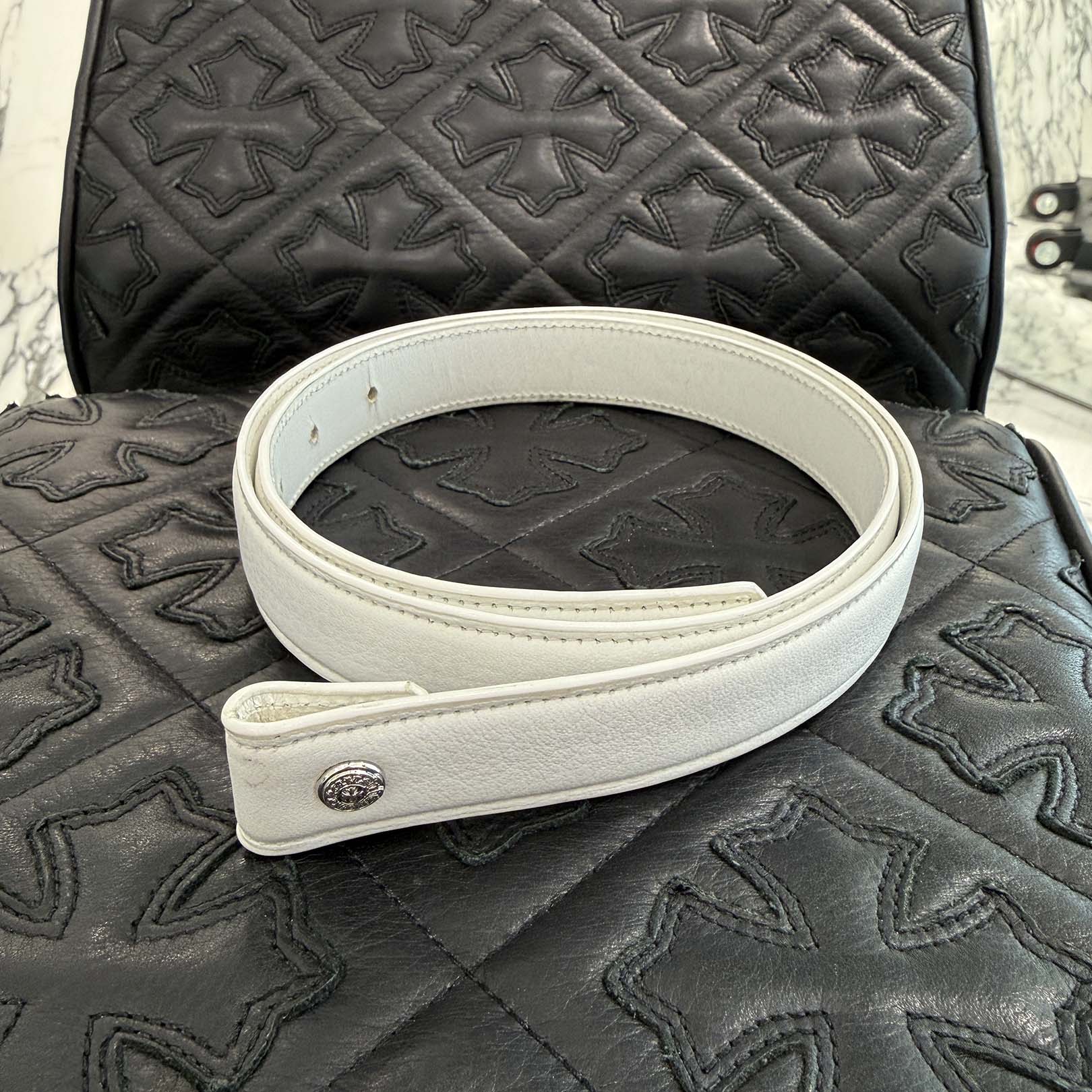 CHROME HEARTS Scroll White Strap Leather Belt Size32 クロムハーツ スクロール 白いこと 同盟罷業さあ美 なめし革 三尺帯 打ち切り具 白いこと 大いさ32【260315】【中古-B】