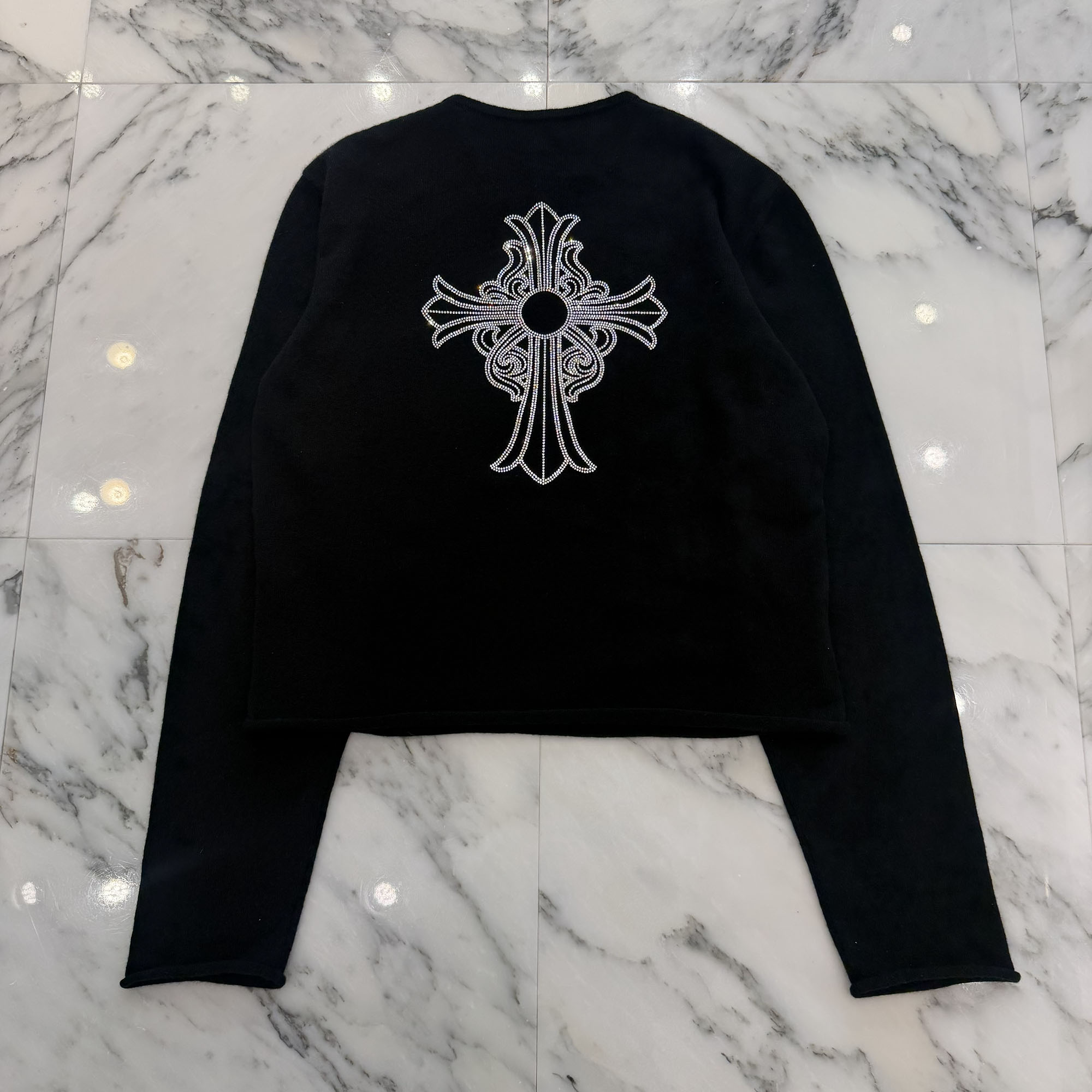CHROME HEARTS Y NOT Back Rhinestone Hairy Cross Cashmere Knit Sweater Size M クロムハーツ ワイ航空マイル うしろ側 伝達ルート石ころ ヘイリークロス カシミール 編み物 プルオーバー カシミール編み物 Vのど首 伝達ルート石ころかざり付ける黒いこと×しろがね色 大きさM【260319】【中古-B】
