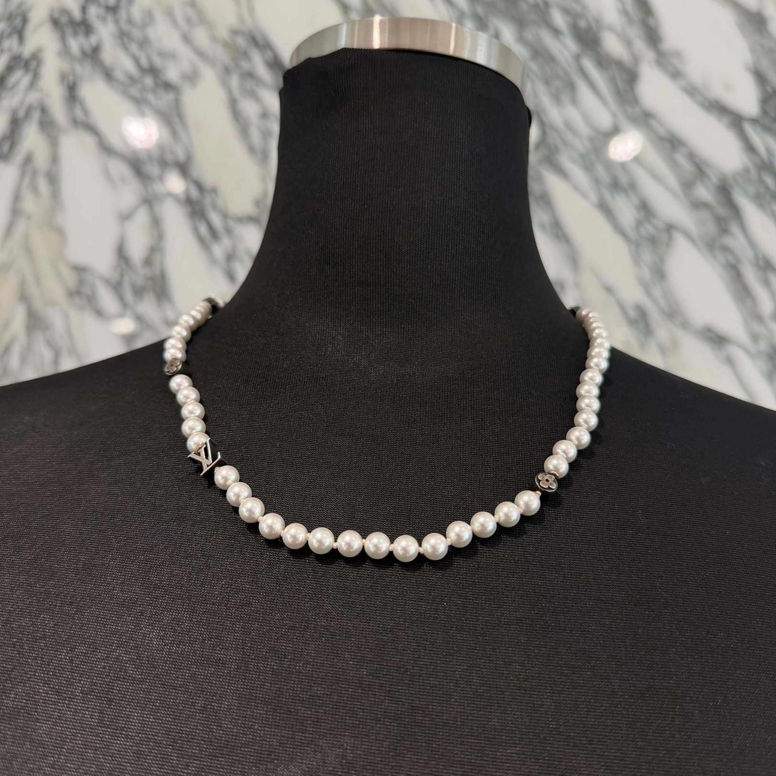 LOUIS VUITTON 2024AW Monogram Slim Pearl Necklace M02235 ルイヴィトン モノグラム か細い パール首飾り 付属物 硝子パールかざり付ける LVロゴタイプ モノグラム 金属元素部分品 白いこと×しろがね色【260321】【中古-B】