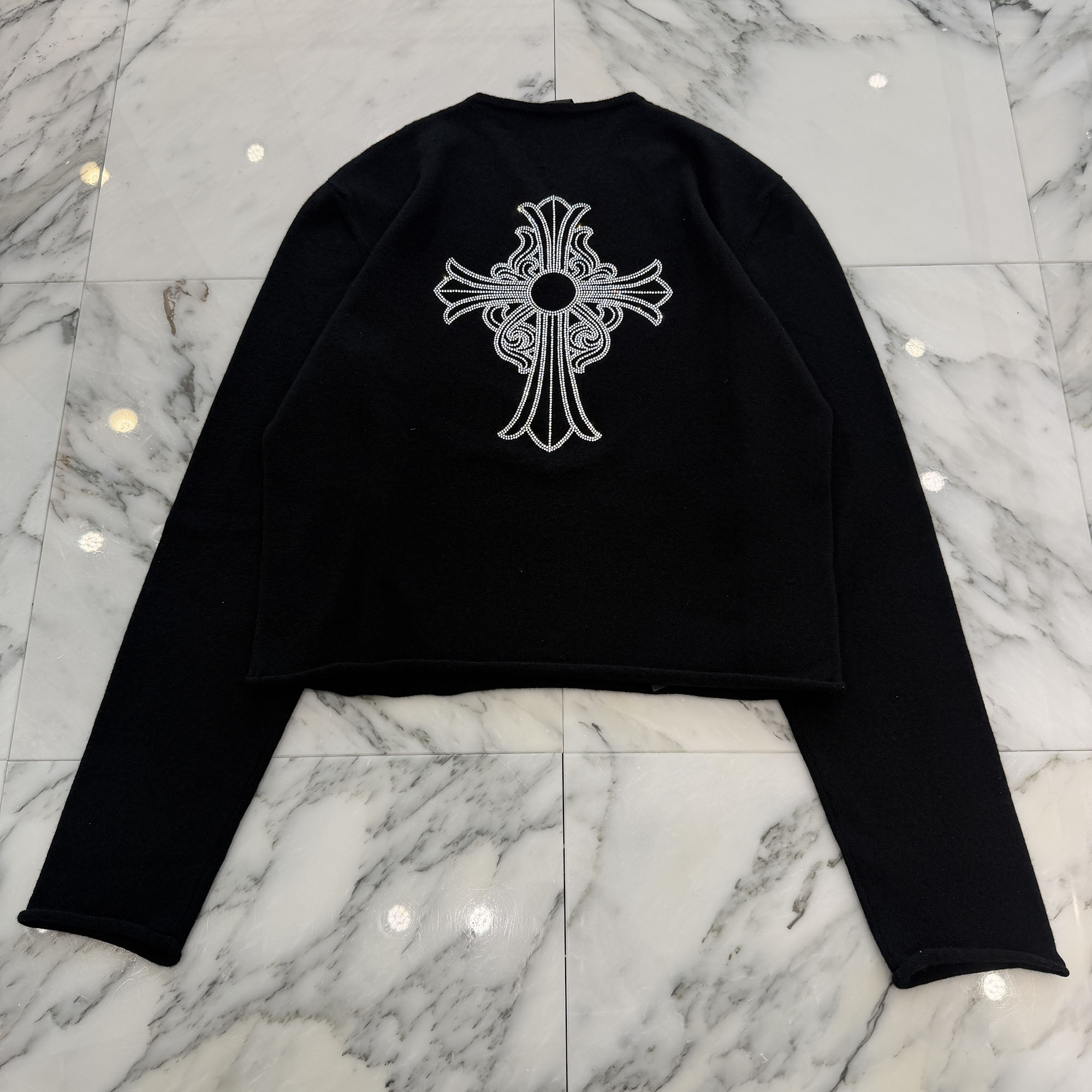 CHROME HEARTS Y NOT Back Rhinestone Hairy Cross Cashmere Knit Sweater Size M クロムハーツ ワイ航空マイル うしろ側 伝達ルート石ころ ヘイリークロス カシミール 編み物 プルオーバー カシミール編み物 Vのど首 伝達ルート石ころかざり付ける黒いこと×しろがね色 大きさM【260329】【新古品】