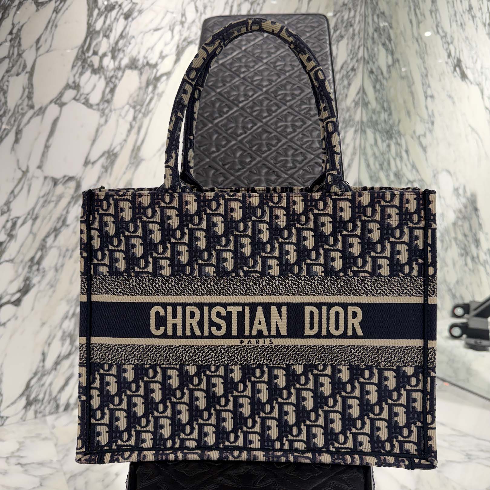 DIOR Oblique Book Tote Bag Medium クリスチャンディオール オブ漏れる柄 ブックトートバッグ 並み並み 構内出どころ ロゴタイプ刺しゅう オブ漏れる総柄 米国海軍×ベージュ【260325】【中古-A】
