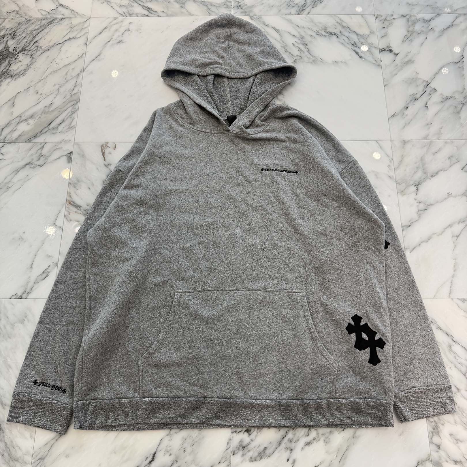 CHROME HEARTS Y NOT Cemetery Cross Leather Patch Pullover Hoodie Size XL クロムハーツ ワイ航空マイル セメタリークロスレザーパッチ プルオーバーフーディ パーカー しろがね色一皿 はりつけ台継ぎ切れ なめし革継ぎ切れ 薄墨色 大きさXL【260326】【中古-A】